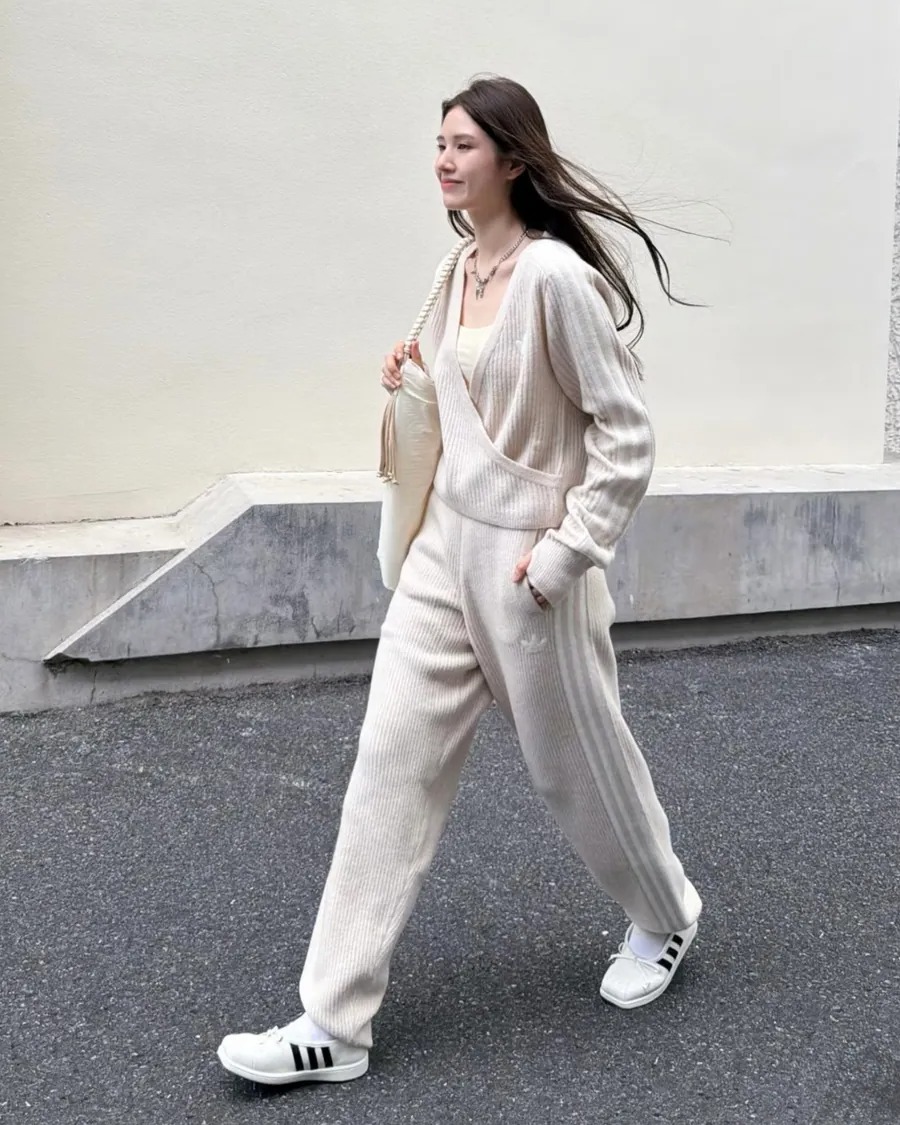 預購┃adidas ORIGINALS BY JENNIE KNIT CARDIGAN V領針織上衣 黑色 金珍妮