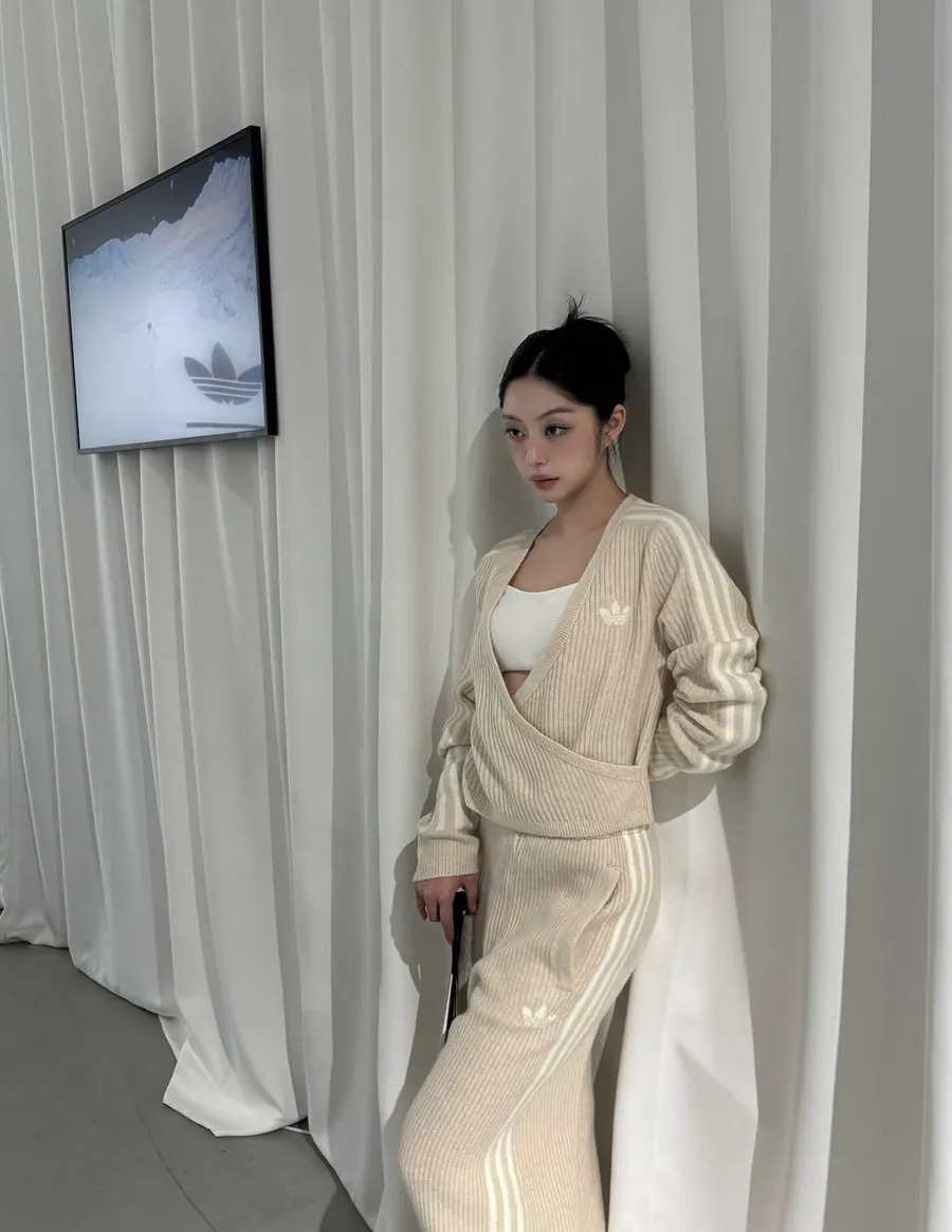 預購┃adidas ORIGINALS BY JENNIE KNIT CARDIGAN V領針織上衣 黑色 金珍妮