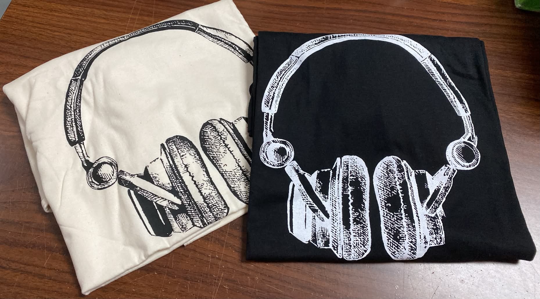 🇰🇷 韓國 圓領休閒耳筒Tee 清貨價貨品，不設退換 (AT268 404)