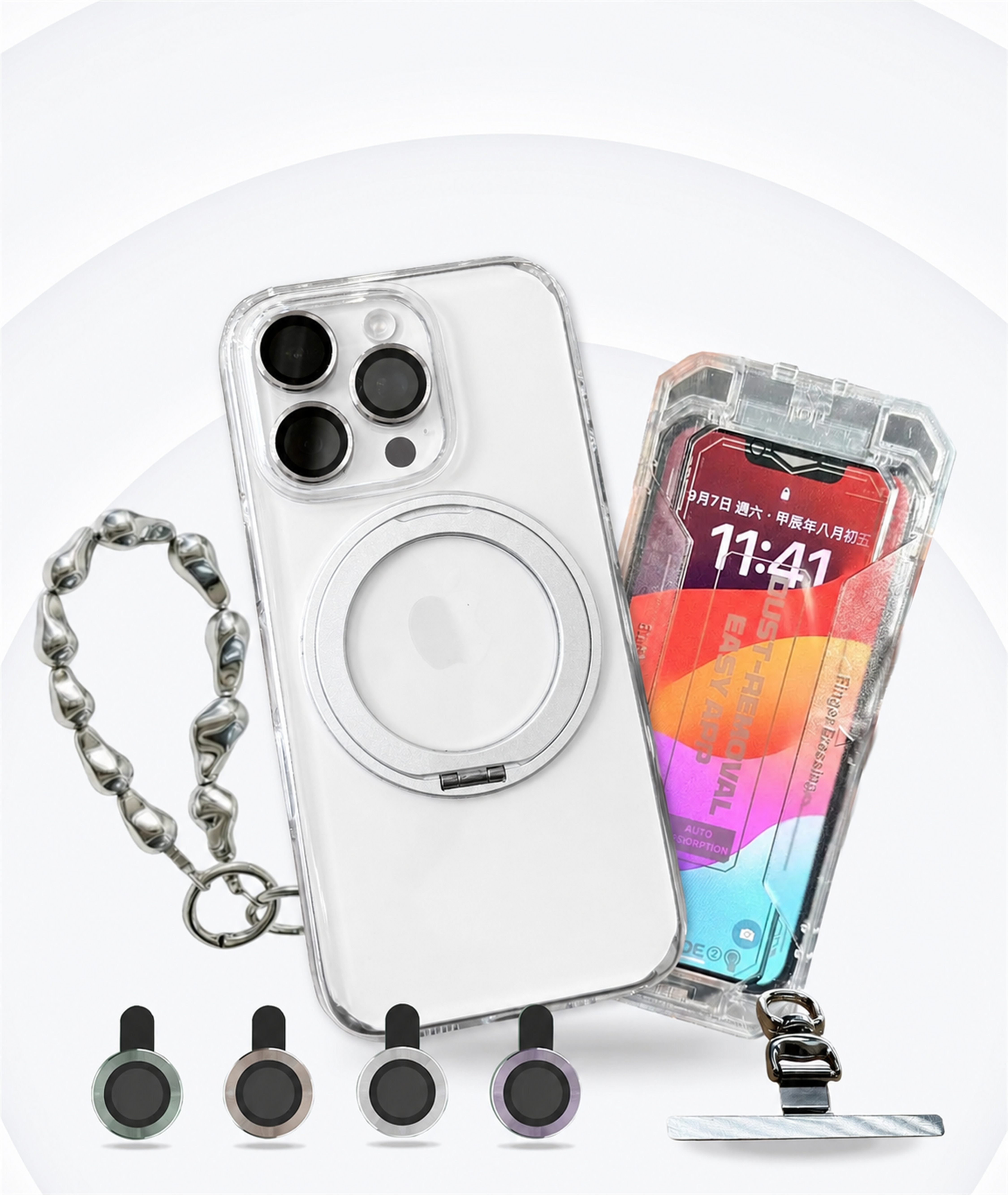 銀色 iPhone 裝上 YU 360°無段支架手機殼，旁邊是金屬珠鏈掛飾、四枚玻璃鏡頭環與手機夾片，另有一支盒裝手機顯示螢幕