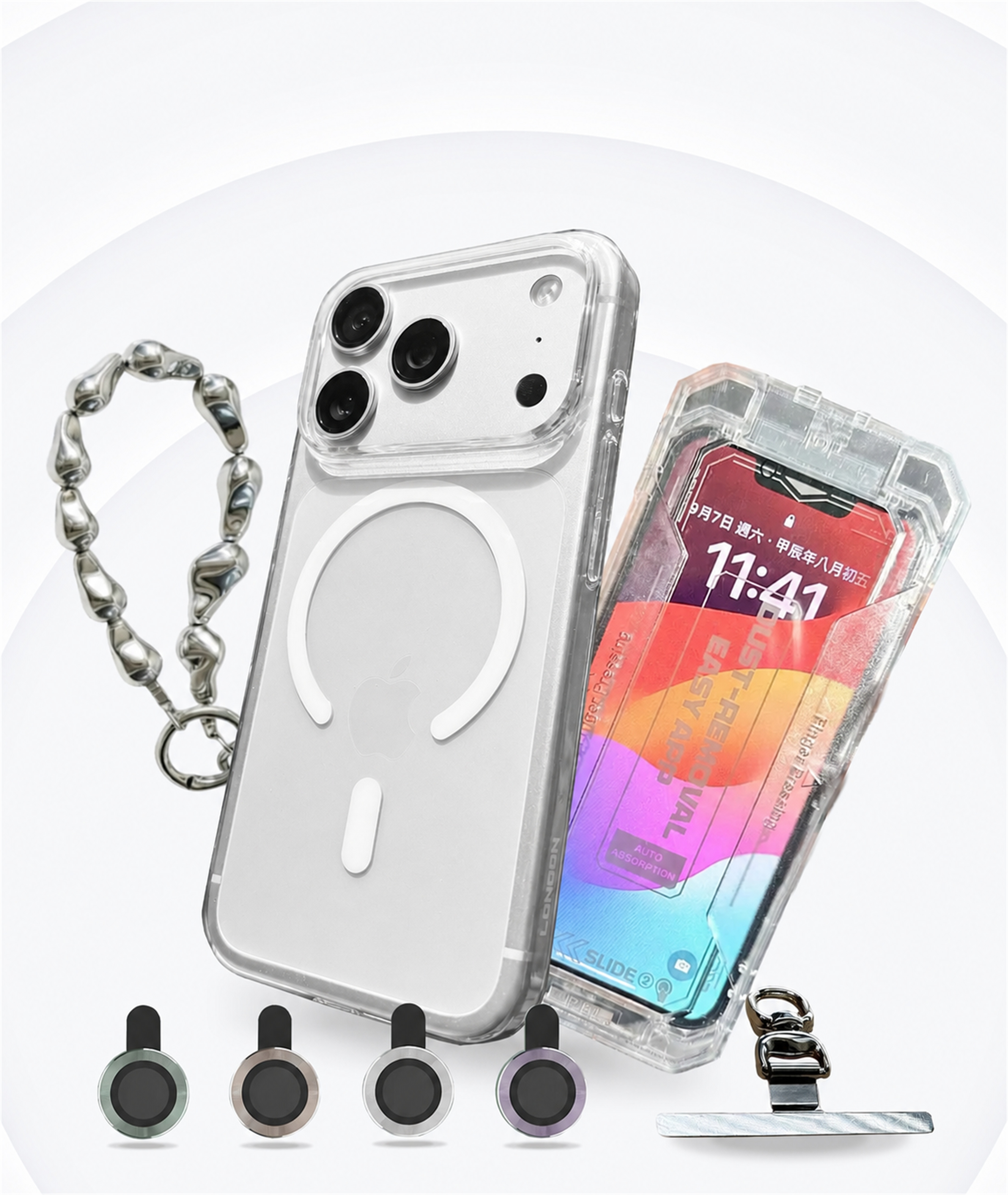 銀色 iPhone 裝上 Londonimg 零手感 Lite Case，旁邊是金屬珠鏈掛飾、四枚玻璃鏡頭環與手機夾片，另有一支盒裝手機顯示螢幕