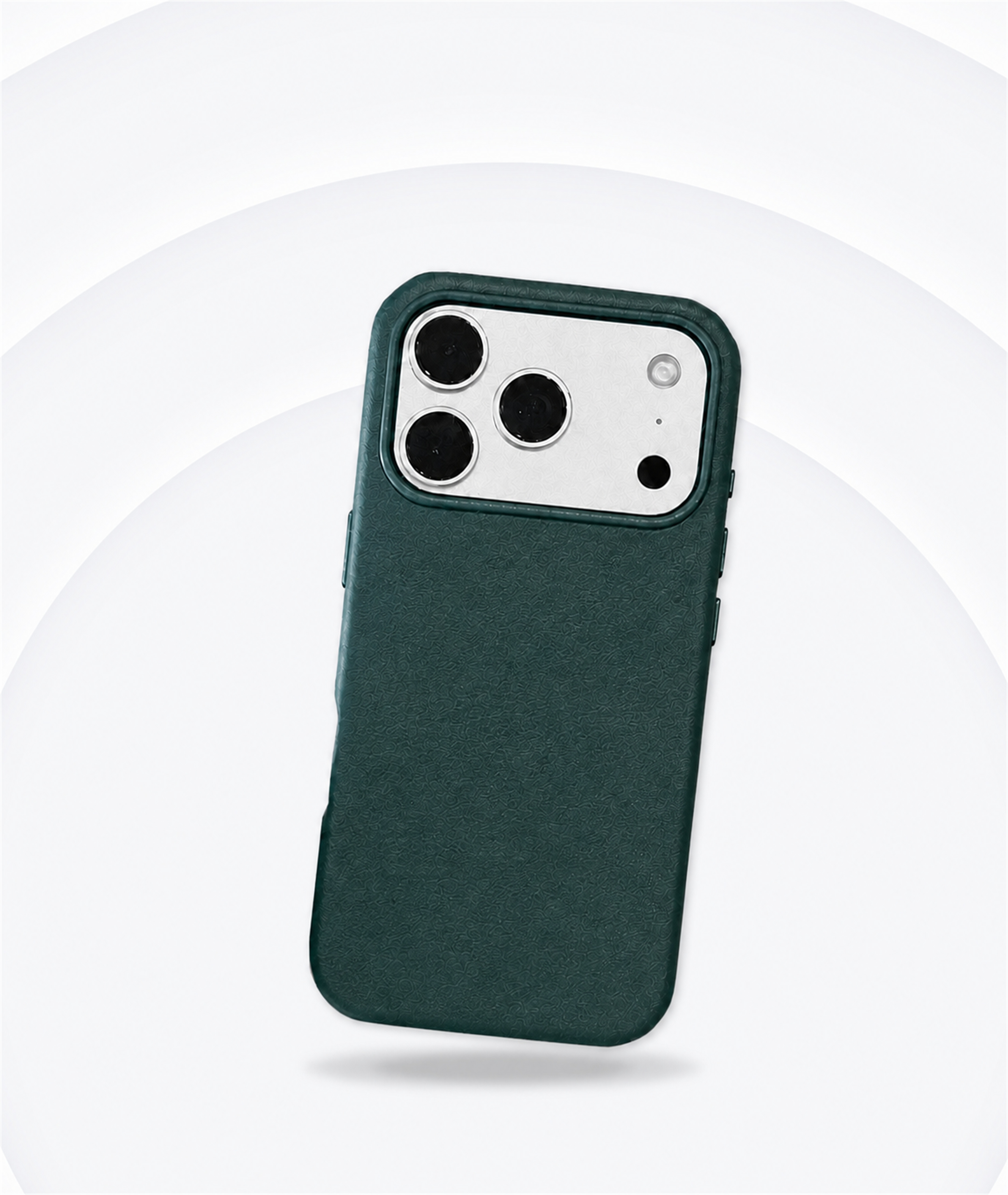 iPhone 裝上 YU 皮革MagSafe磁吸手機殼，墨綠色皮革全包覆機身，鏡頭框完整包起