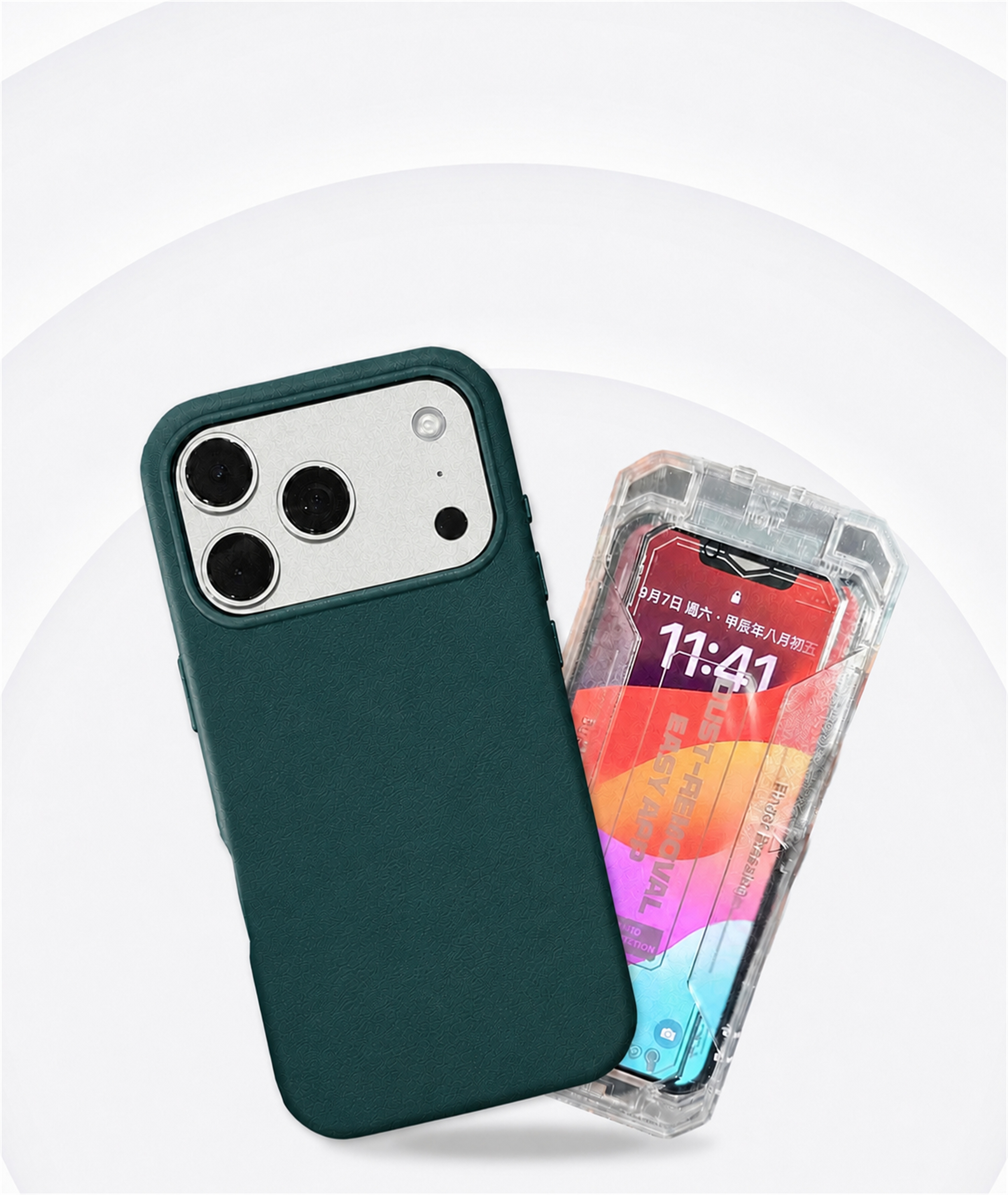 銀色 iPhone 裝上 YU 皮革MagSafe磁吸手機殼並貼上極地冰盾保護貼，殼身與螢幕同時有防護