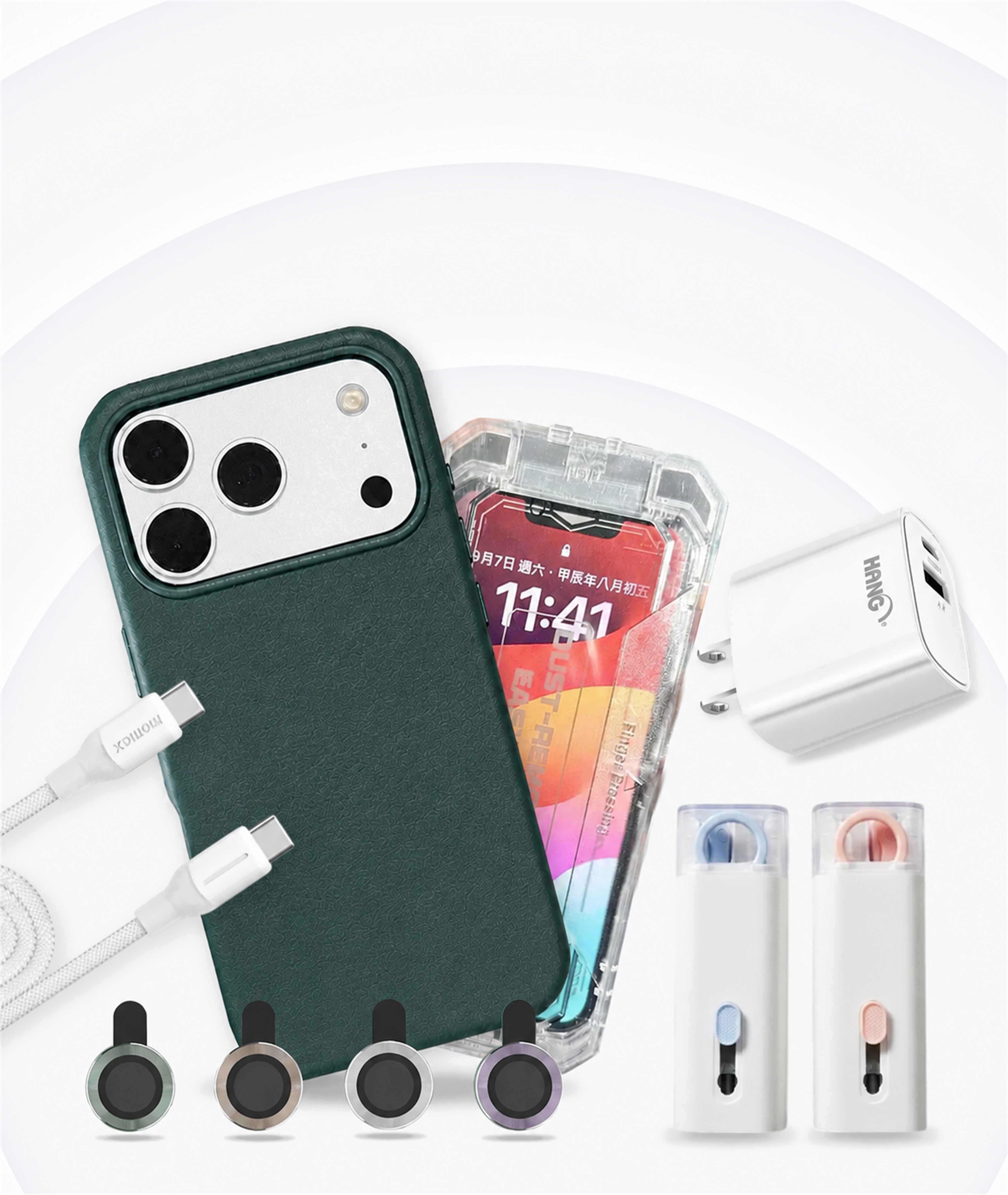 銀色 iPhone 裝上 YU 皮革MagSafe磁吸手機殼，旁邊是盒裝極地冰盾貼、編織快充線、白色快充頭、四枚玻璃鏡頭環與兩支清潔工具