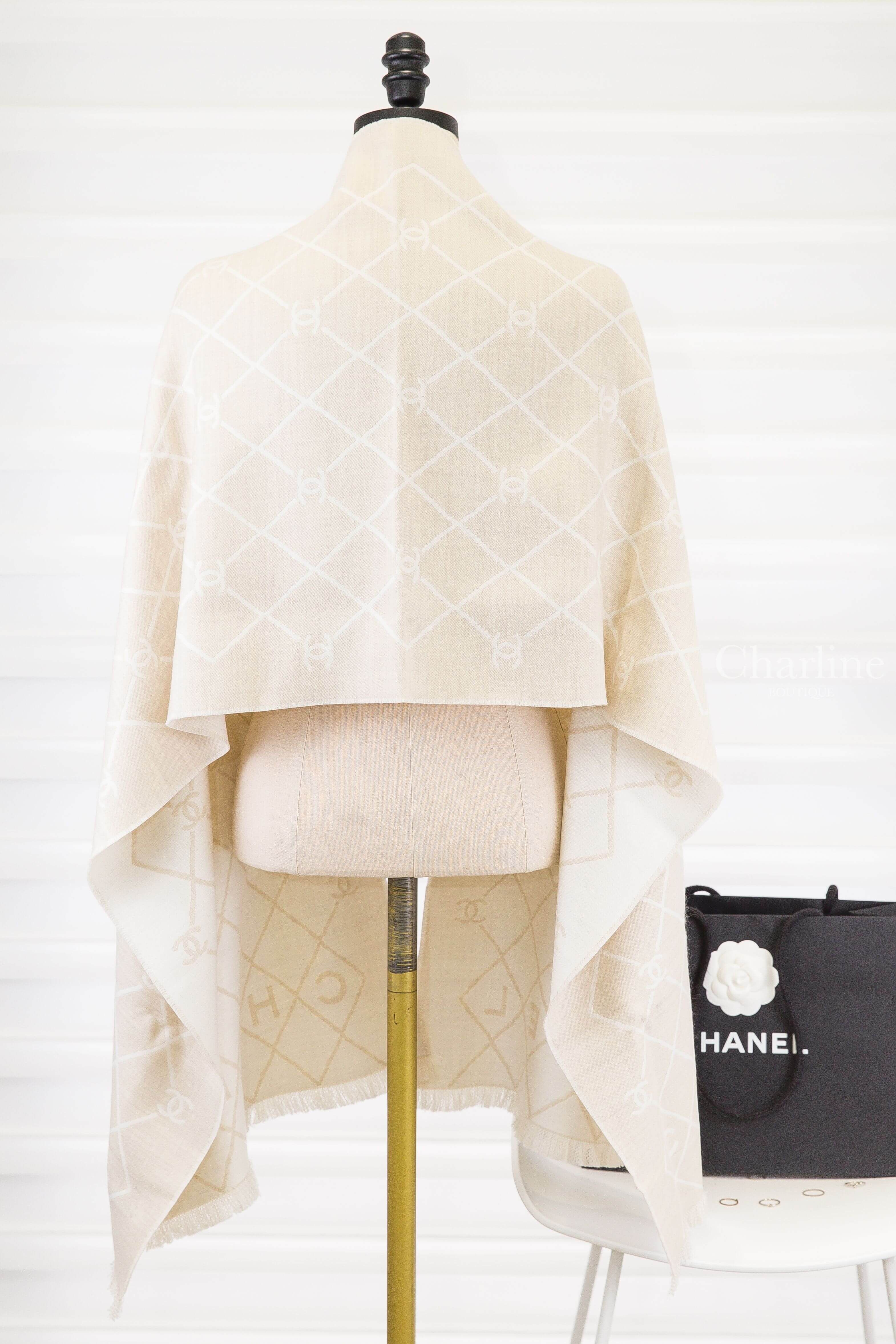 CHANEL 羊毛圍巾人台背面披掛與滿版格紋實拍｜Charline Boutique