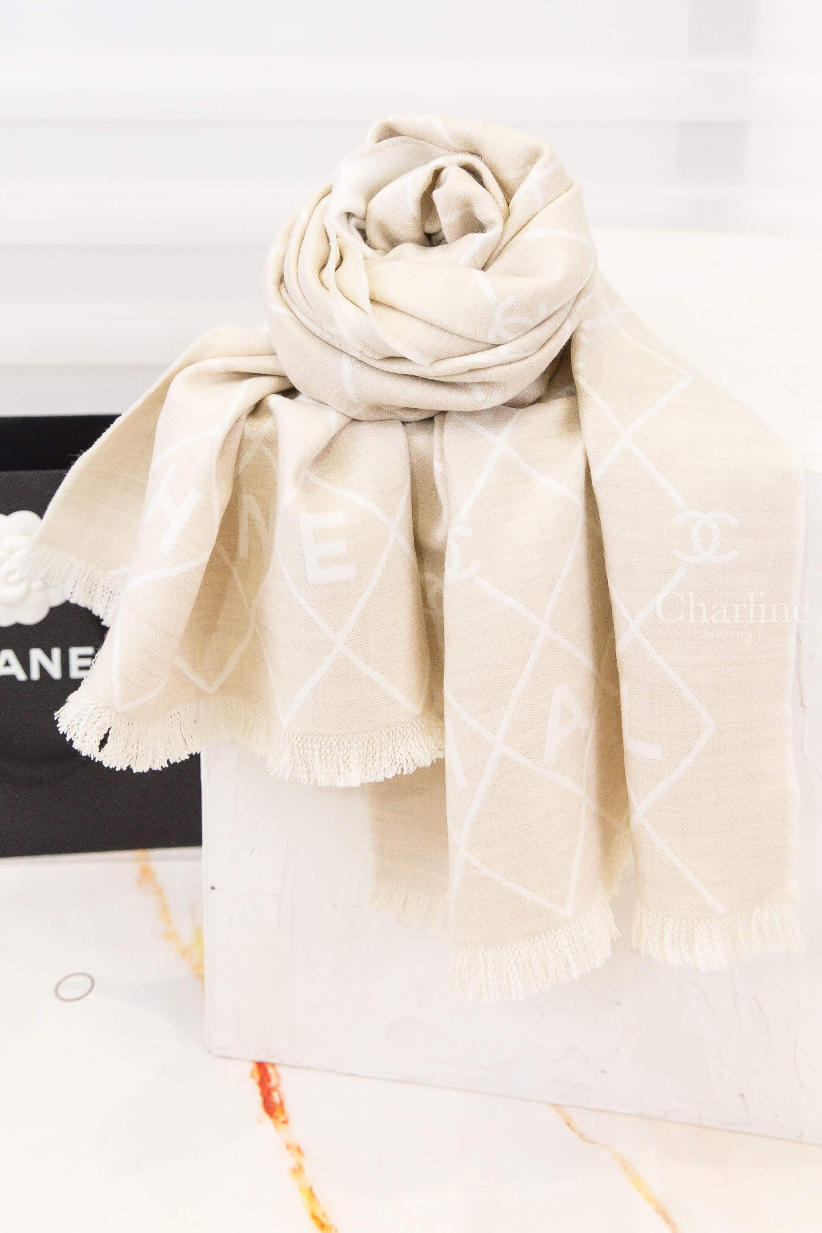 CHANEL 淺米白色羊毛圍巾 CC 格紋流蘇造型實拍｜Charline Boutique