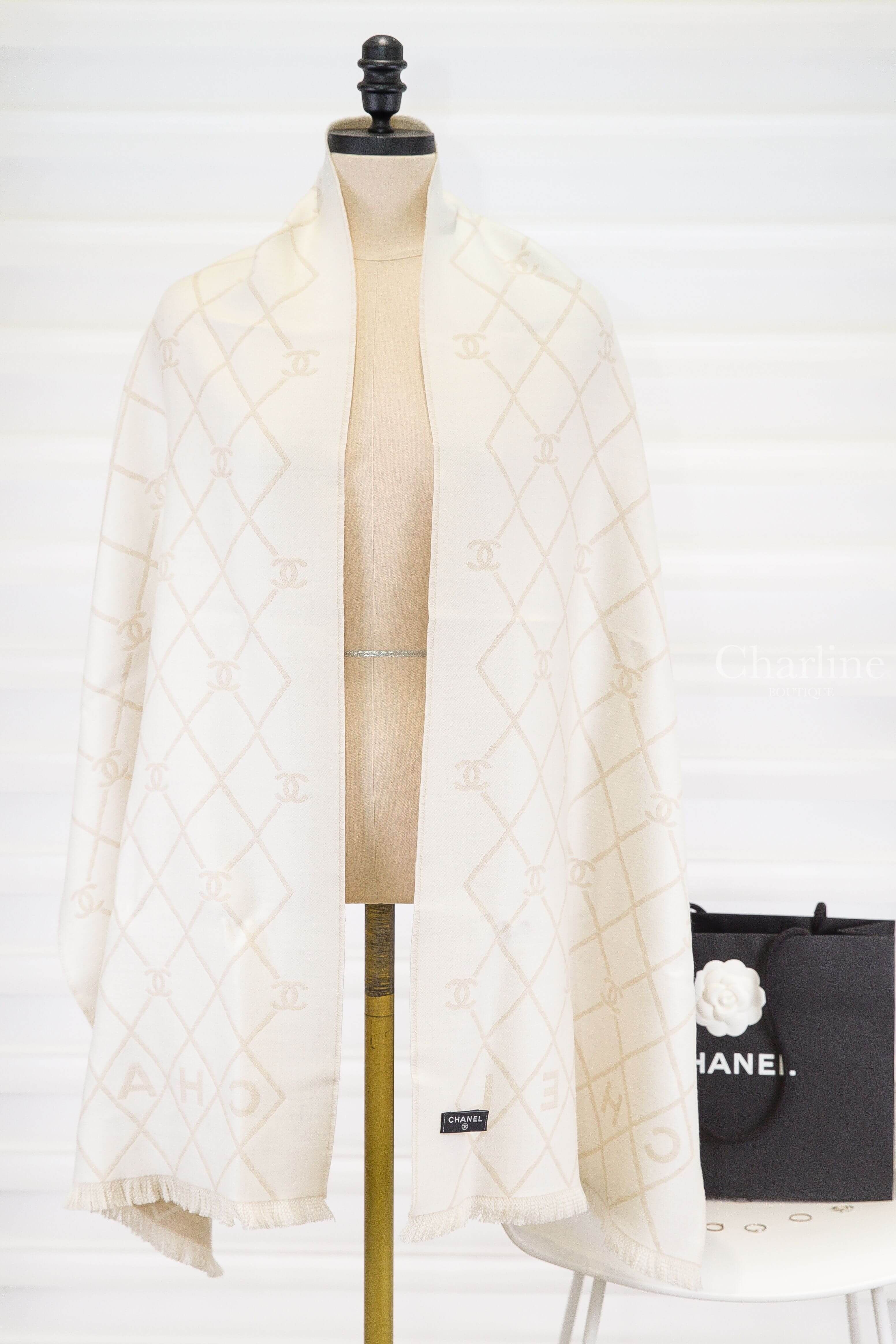 CHANEL 淺米白色羊毛圍巾正面披掛與幾何格紋實拍｜Charline Boutique