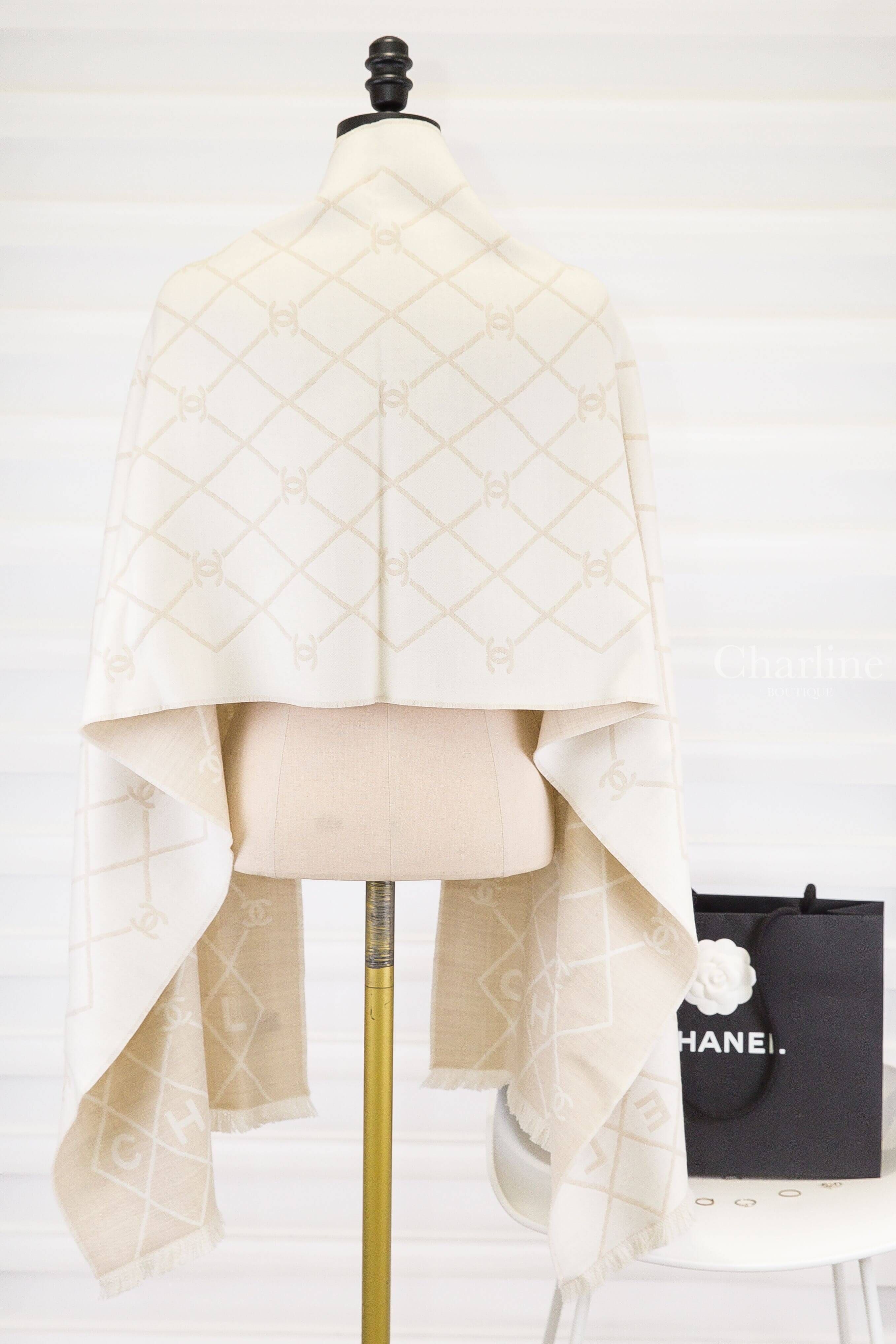 CHANEL 淺米白色 CC 格紋羊毛圍巾背面披掛實拍｜Charline Boutique