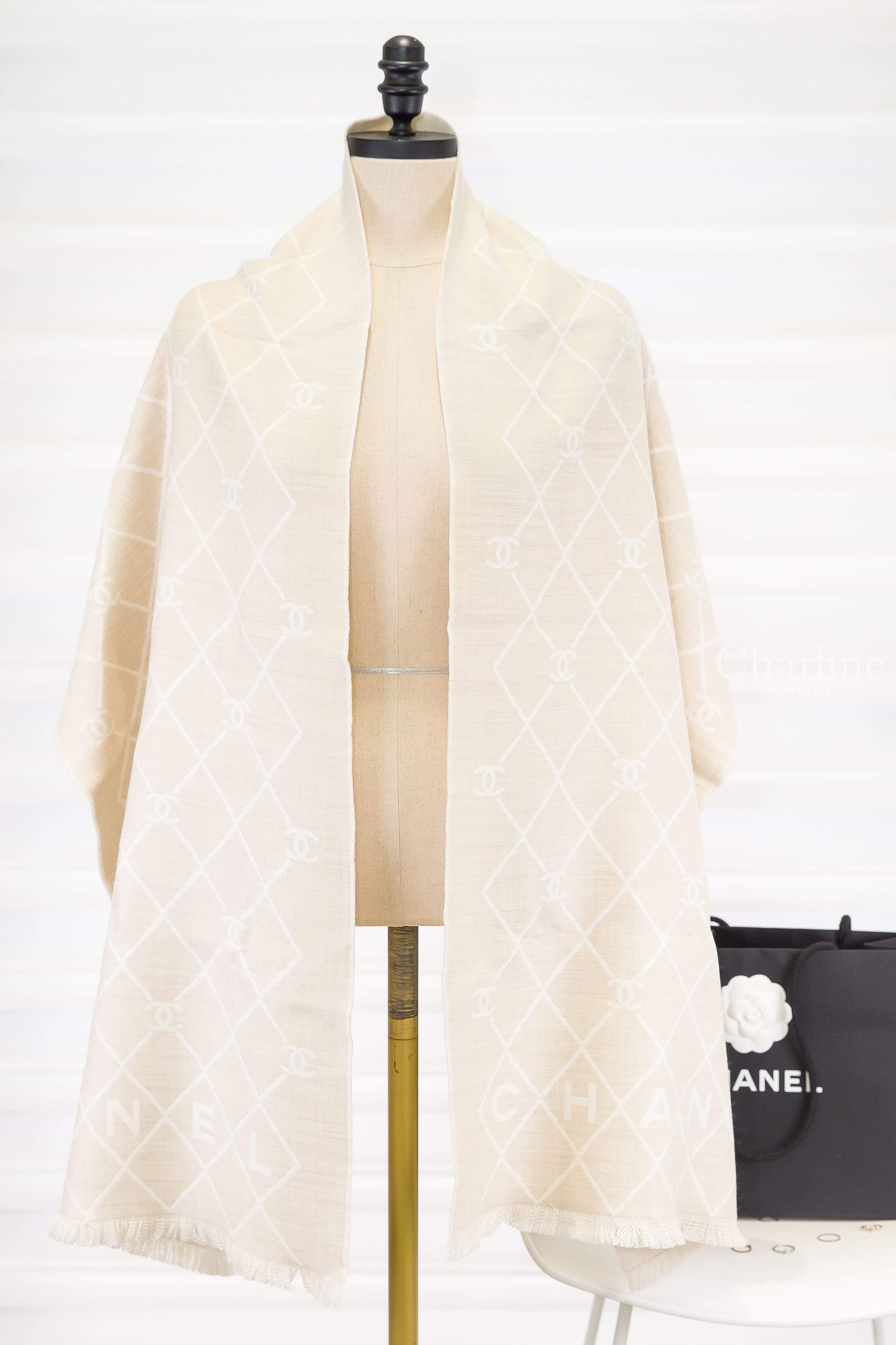 CHANEL 羊毛圍巾人台正面披掛與滿版 CC 格紋實拍｜Charline Boutique