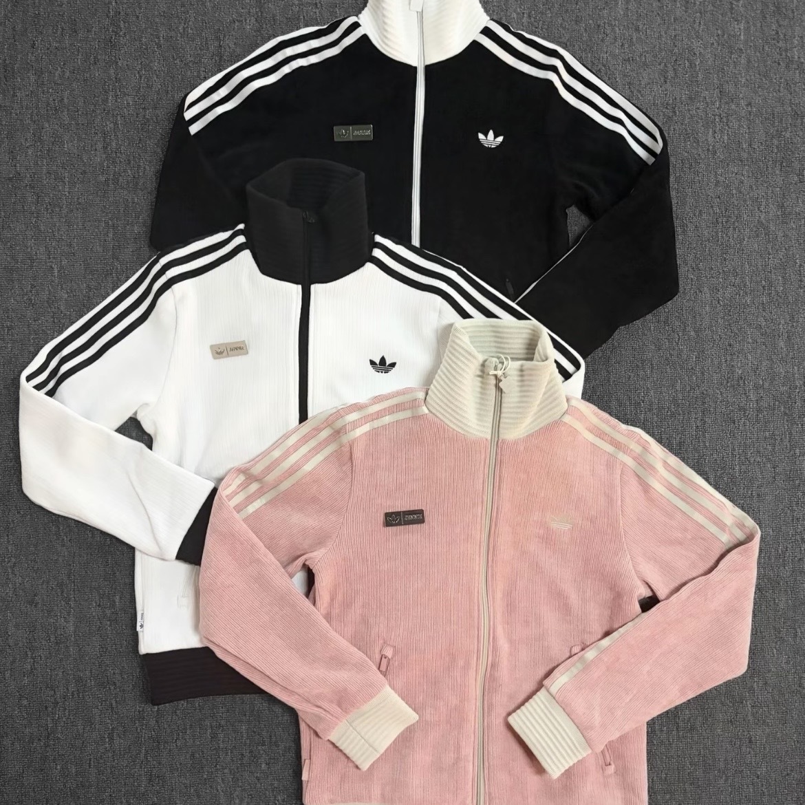 ADIDAS ORIGINALS BY JENNIE 燈芯絨 外套 金屬鐵牌 聯名設計 短版 黑白粉 LD8924/LD4966/LD8923