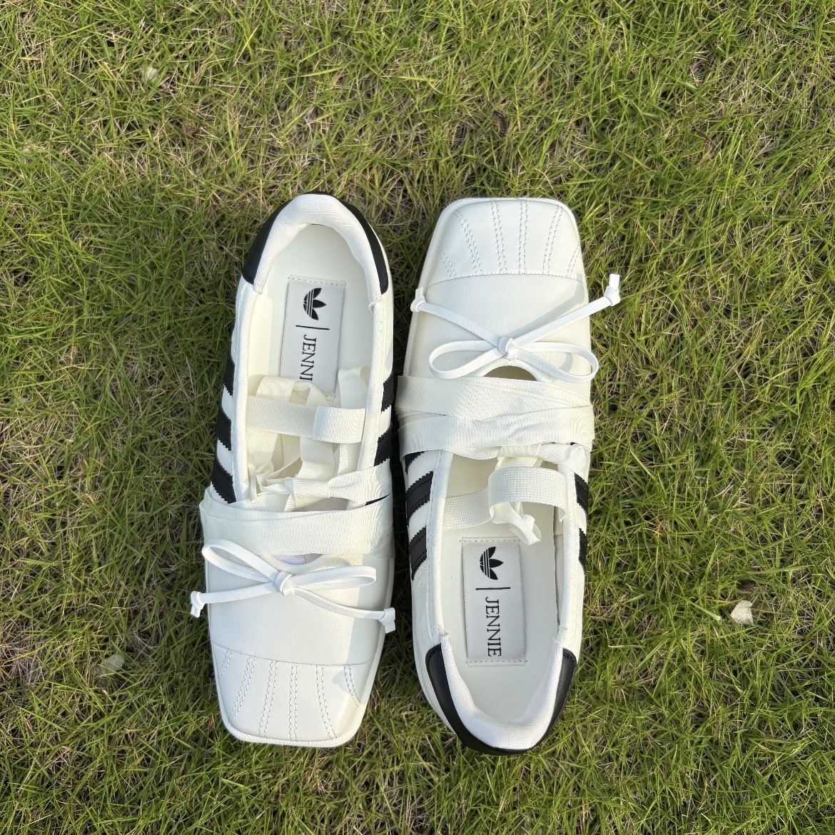 ADIDAS ORIGINALS BY JENNIE 白色 方頭 芭蕾舞鞋 綁帶 聯名款 LB3786