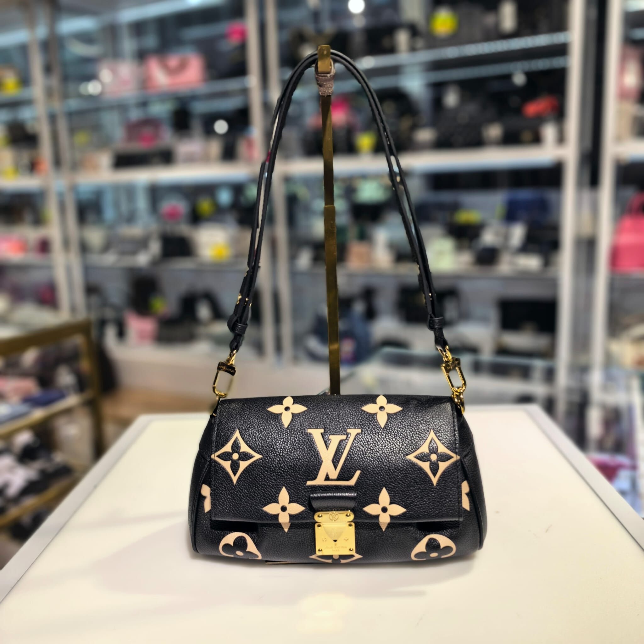 99.9%NEW二手LV單肩/斜背袋, M45859, Favorite, 黑色壓花小牛皮金扣, Monogram Empreinte, #香榭站正品