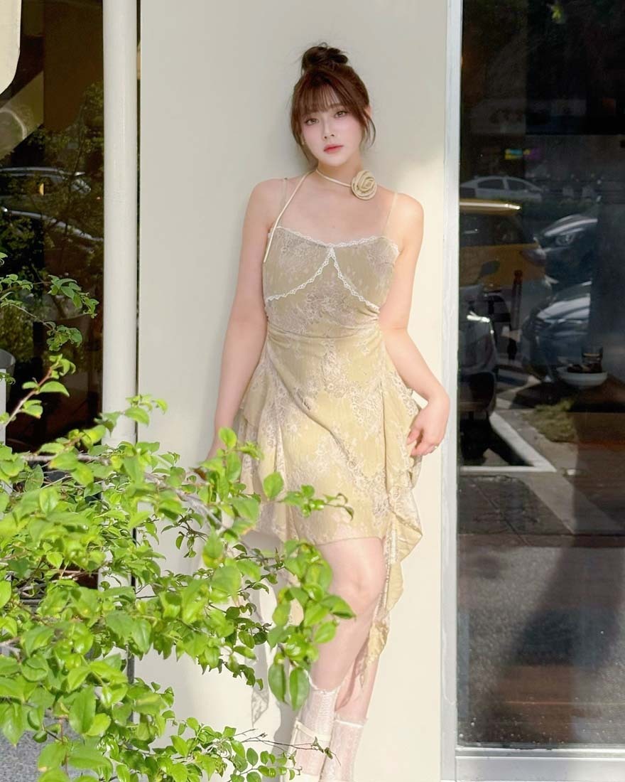 LINA LINA仙氣丰姿蕾絲花朵飄帶洋裝附繞帶-迷人卡其