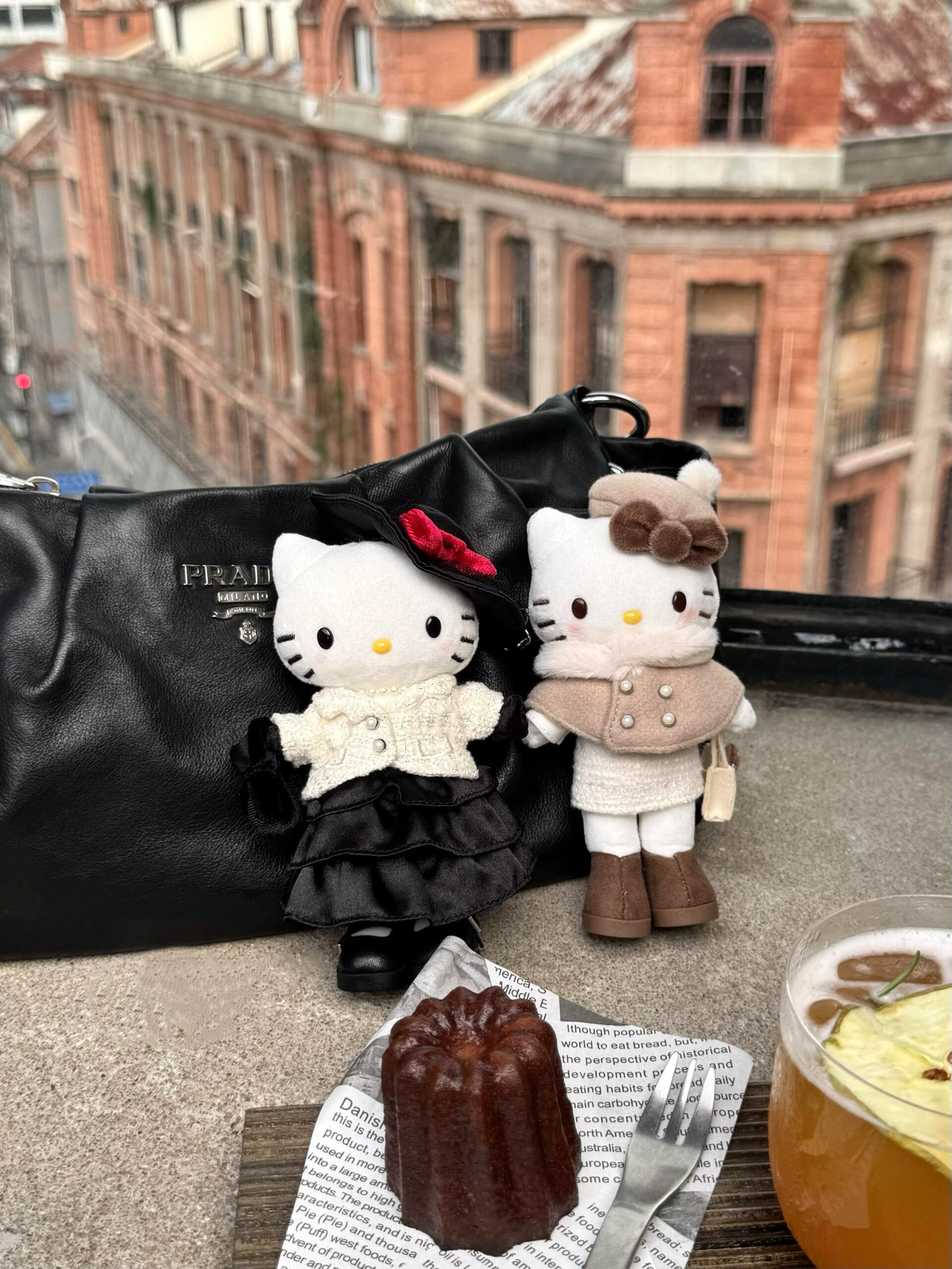 【預購】國外限定 SANRIO 三麗鷗 Hello Kitty 秋冬新品 摩登假日系列 黑皮 千禧 辣妹風 千金大小姐 長腿 吊飾