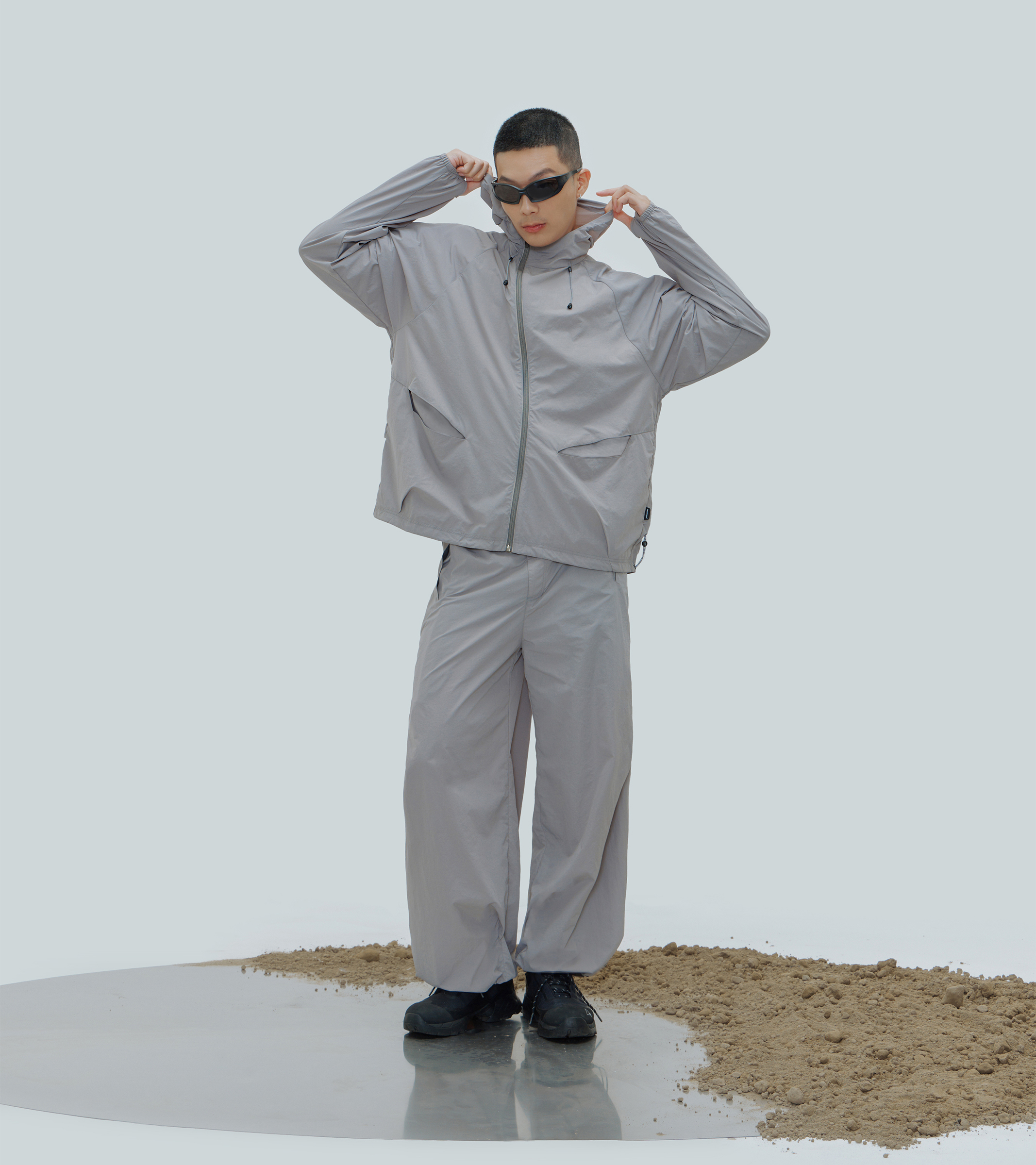 nozzle quiz®｜Essential Tech Kite Jacket (Black/Mist Grey)