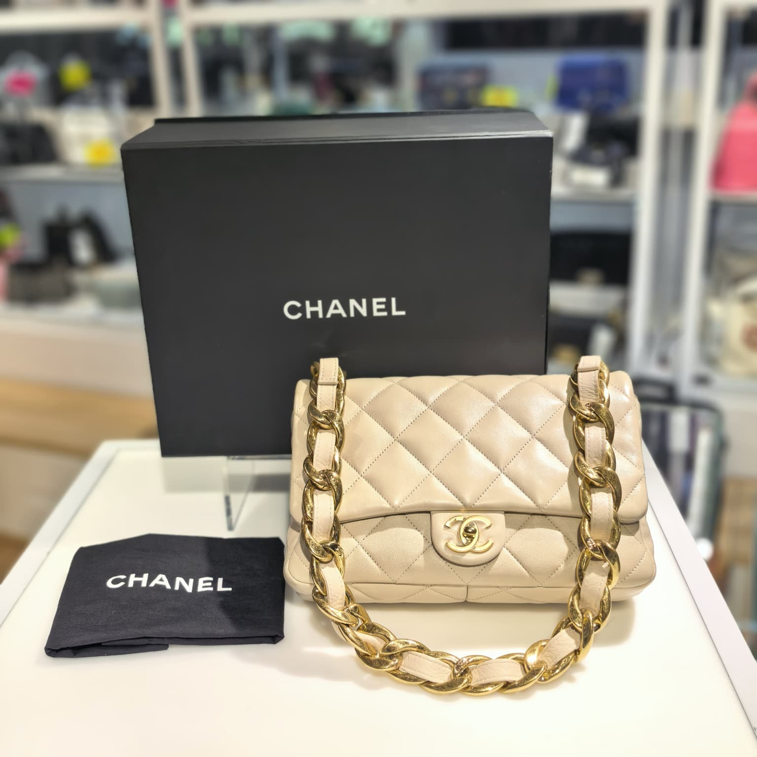 全新CHANEL單肩包,做舊金色粗鏈條,乳白色羊皮金扣, Funky Town, #BRAND NEW #香榭站正品