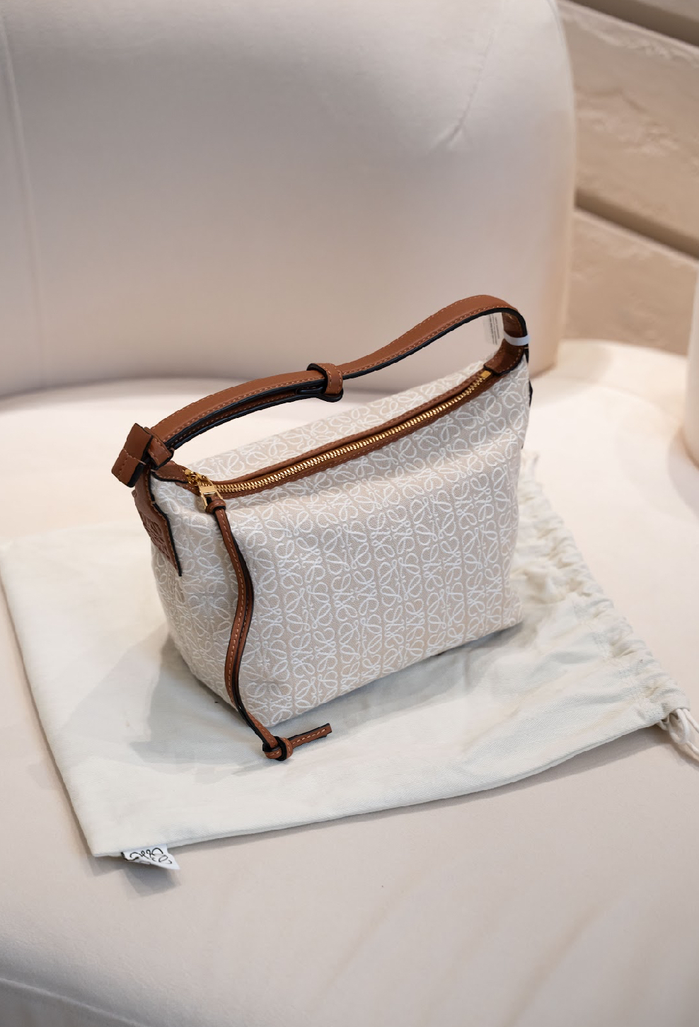 Loewe Small Cubi Bag 小號 帆布金扣飯盒袋 手袋米色