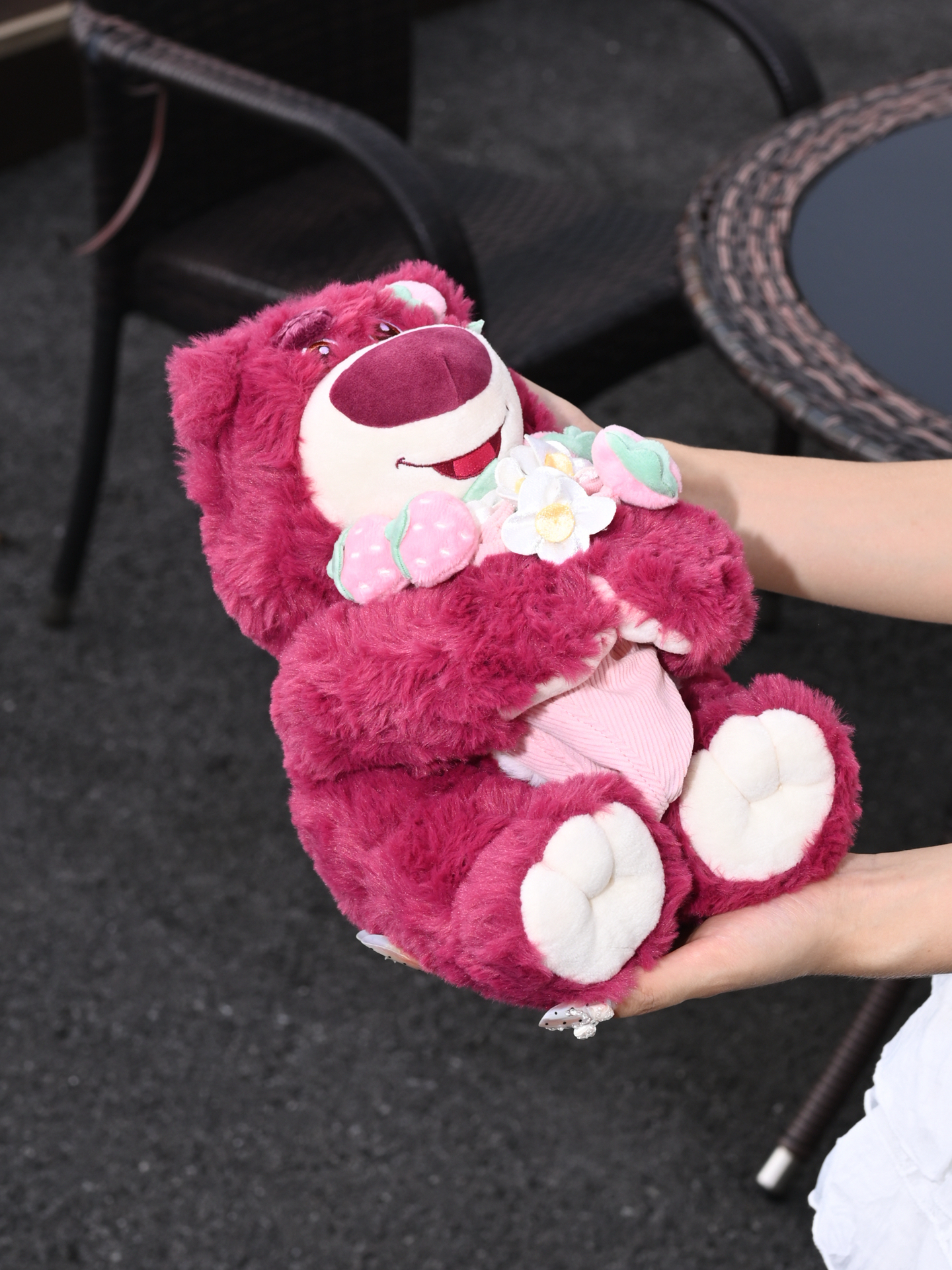 代購-蜂蜜罐 × Disney迪士尼 浪漫花束帽 草莓熊 熊抱哥 玩偶 毛絨公仔 25cm