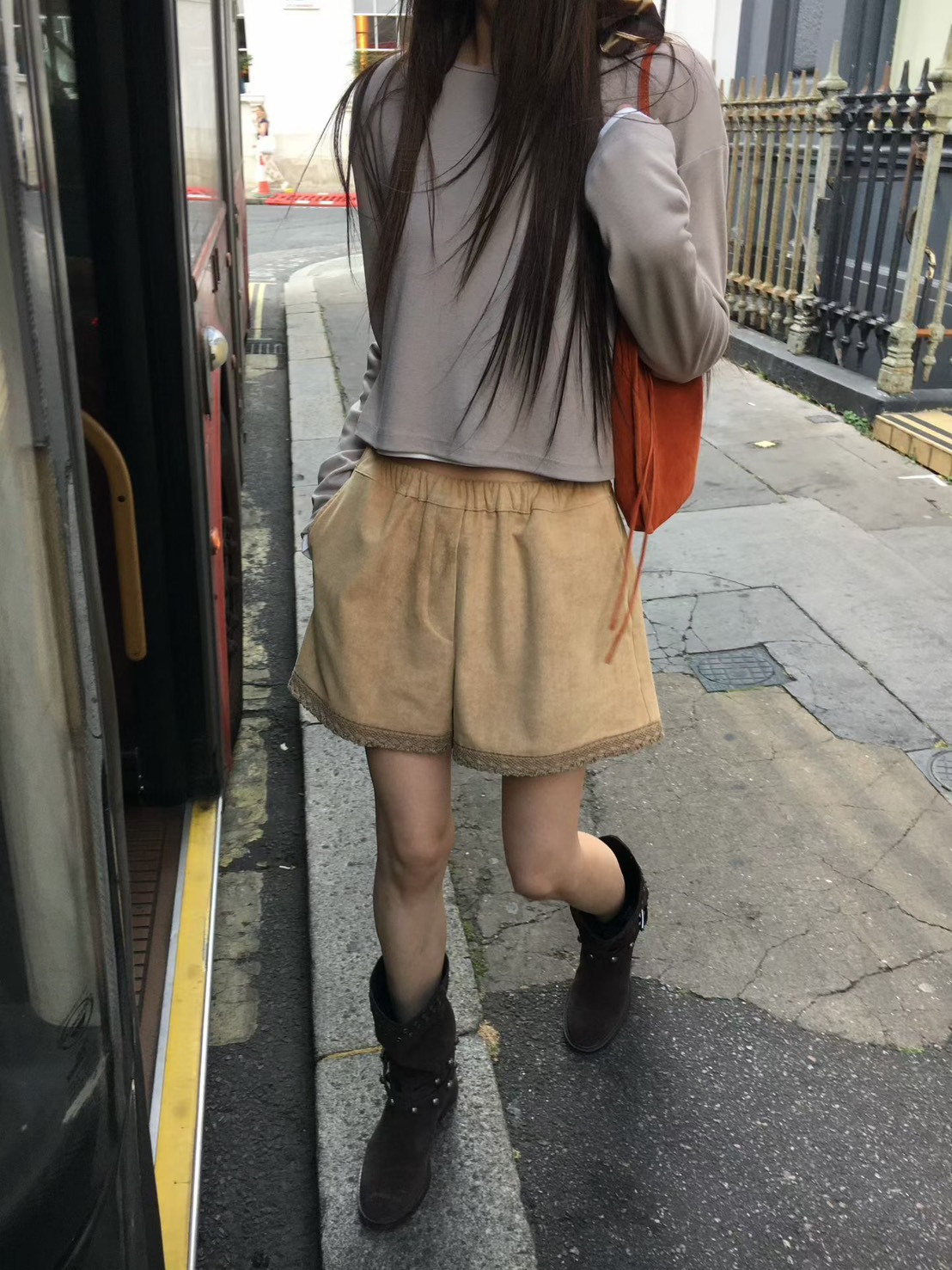 絨面鬆緊蕾絲滾邊短褲