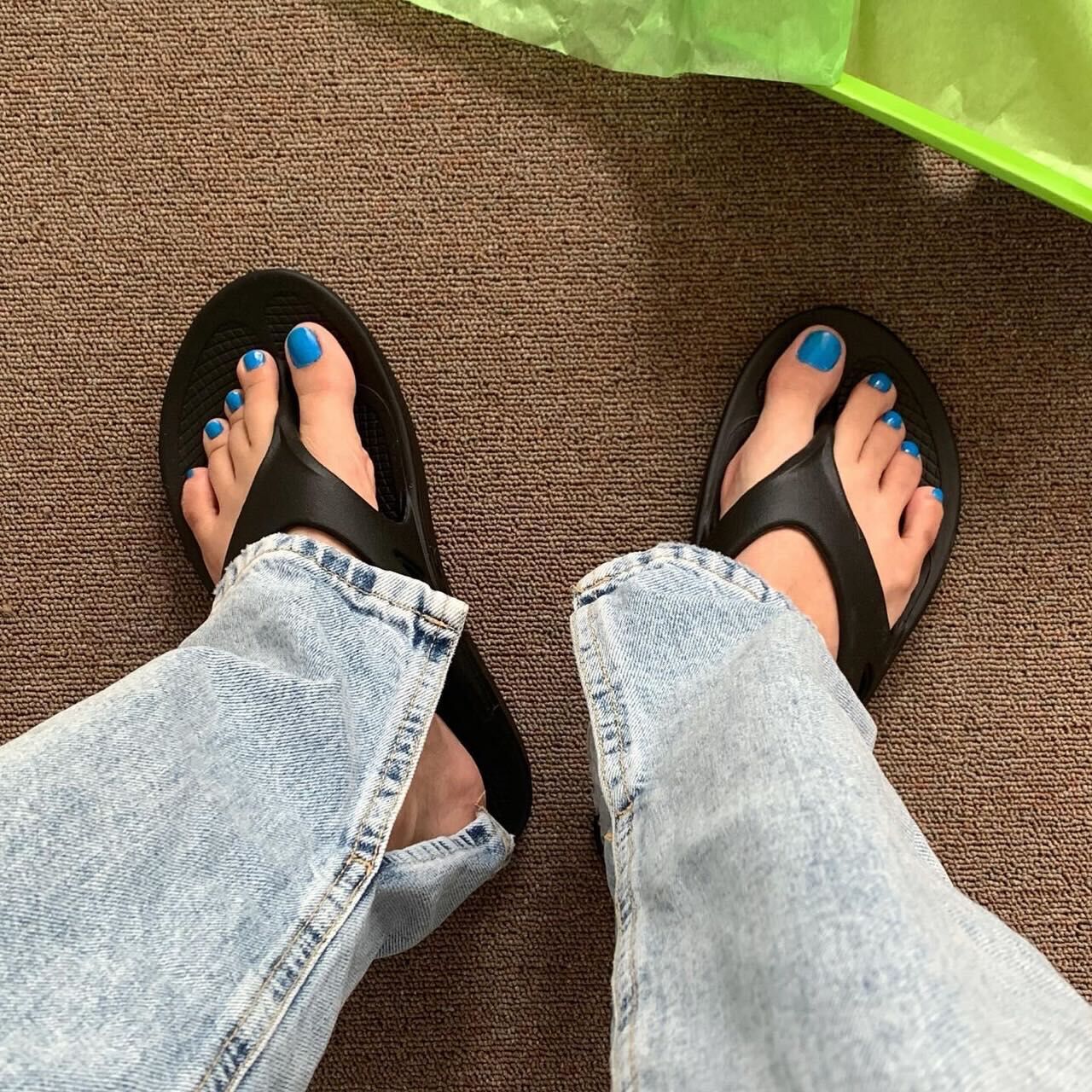 【逢甲FUZZY】熱銷 OOFOS 經典 OOriginal 紓壓恢復拖鞋 人字拖 男女