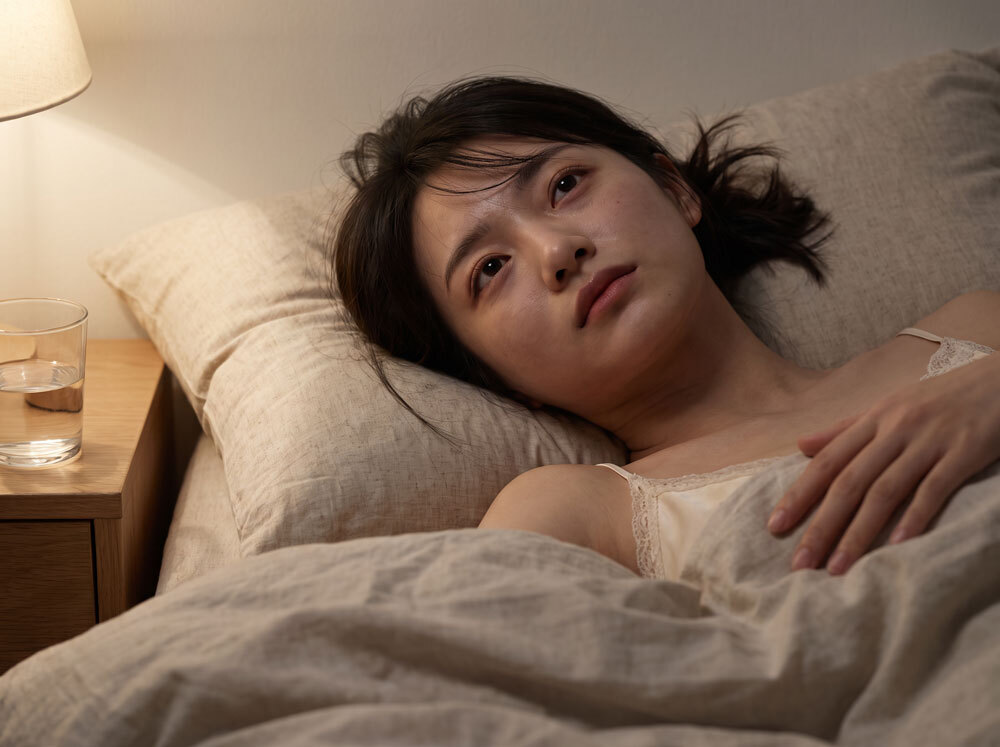 女性無法入眠_雙眼無神躺在床上