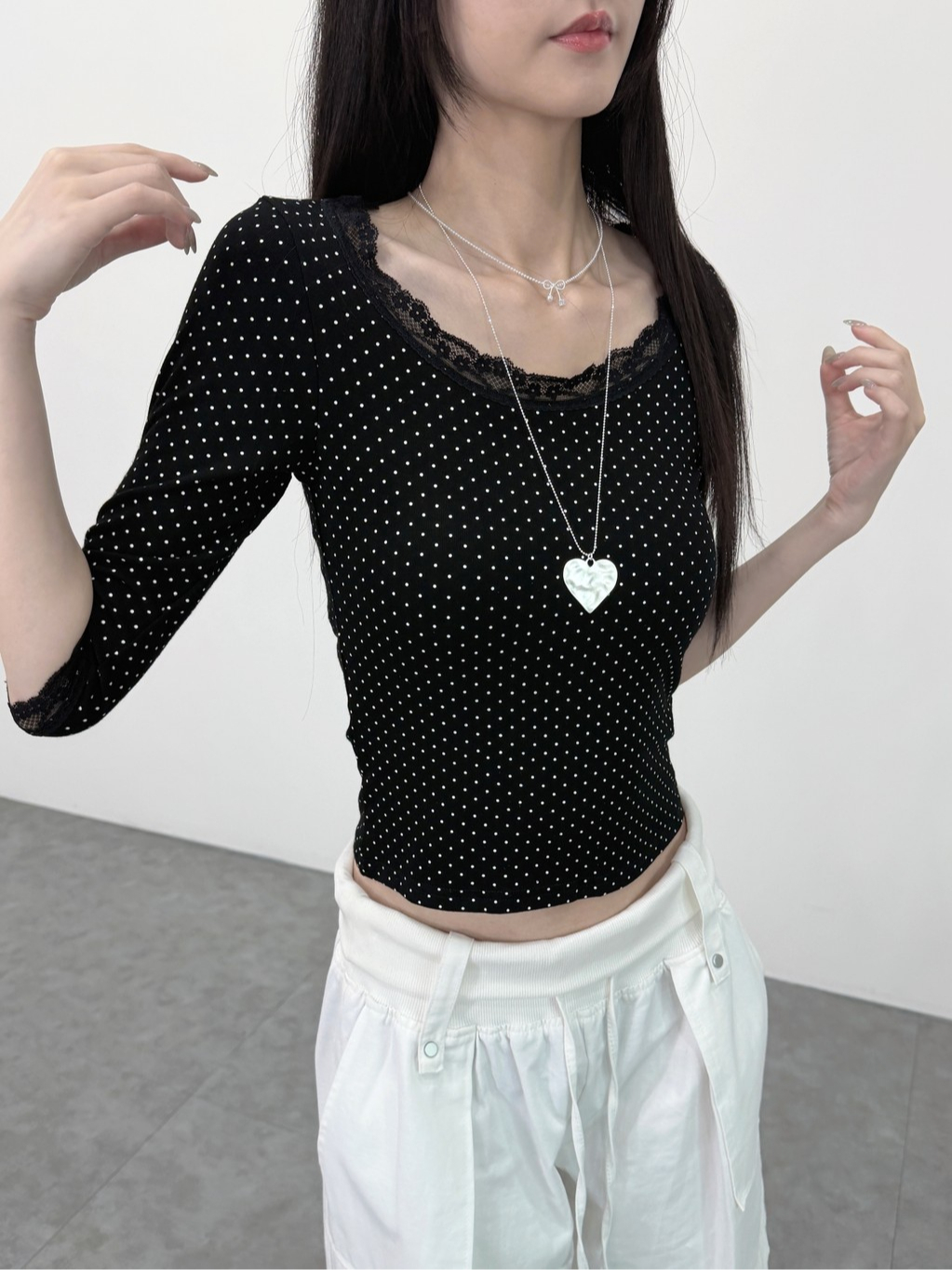 A0404-A13 波點蕾絲滾邊U領五分袖上衣