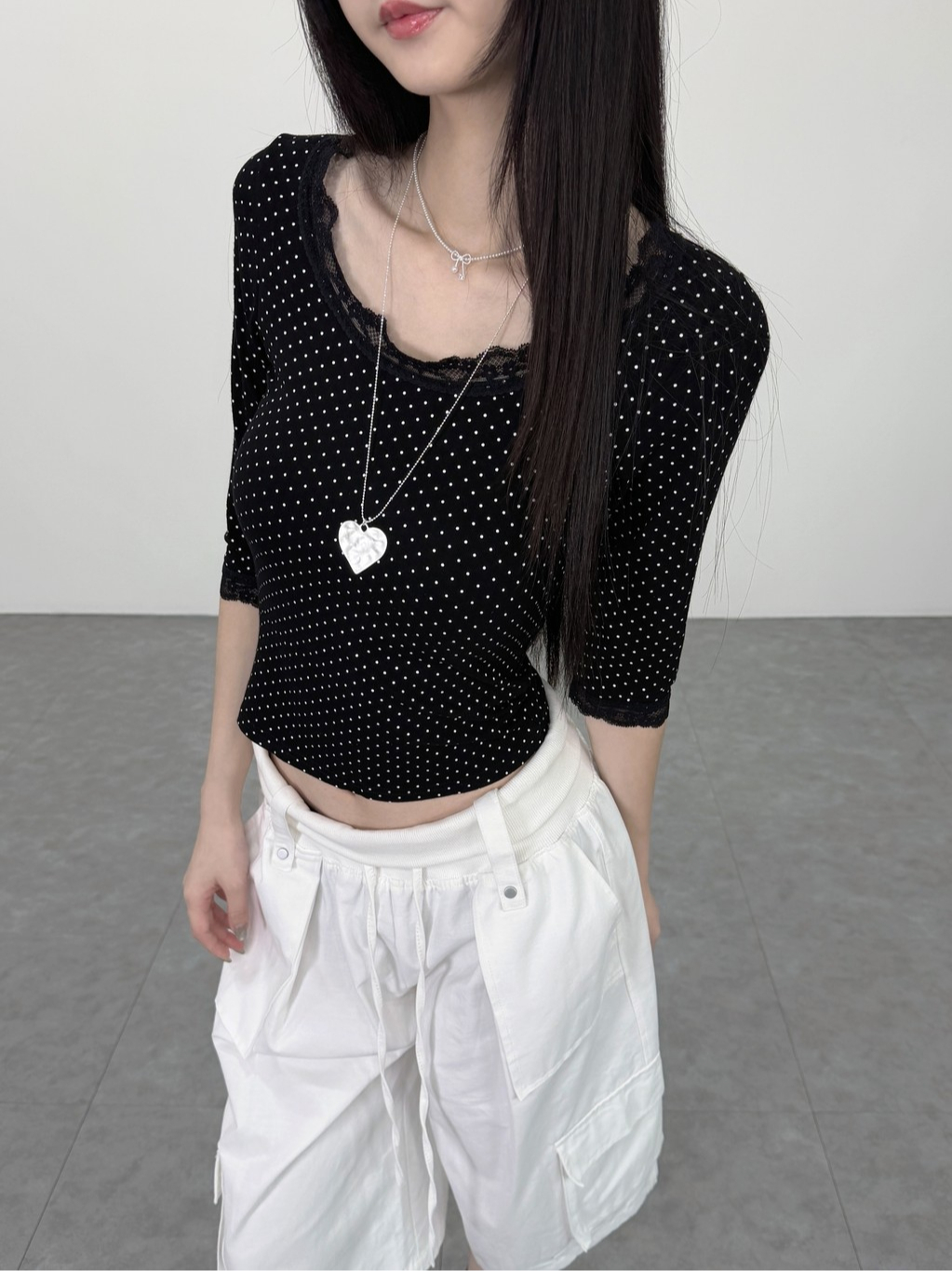 A0404-A13 波點蕾絲滾邊U領五分袖上衣