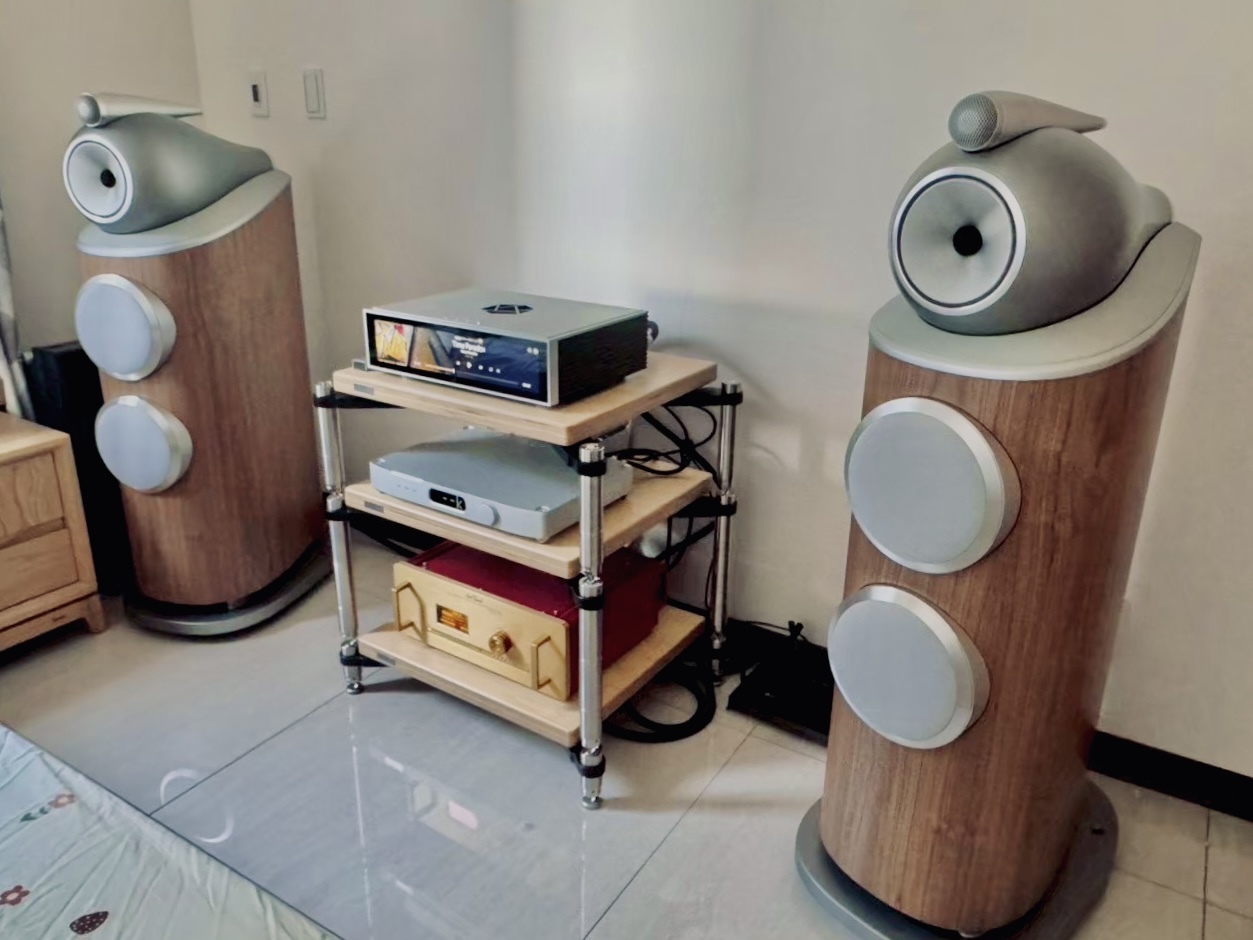 音響器材架與擴大機細節
