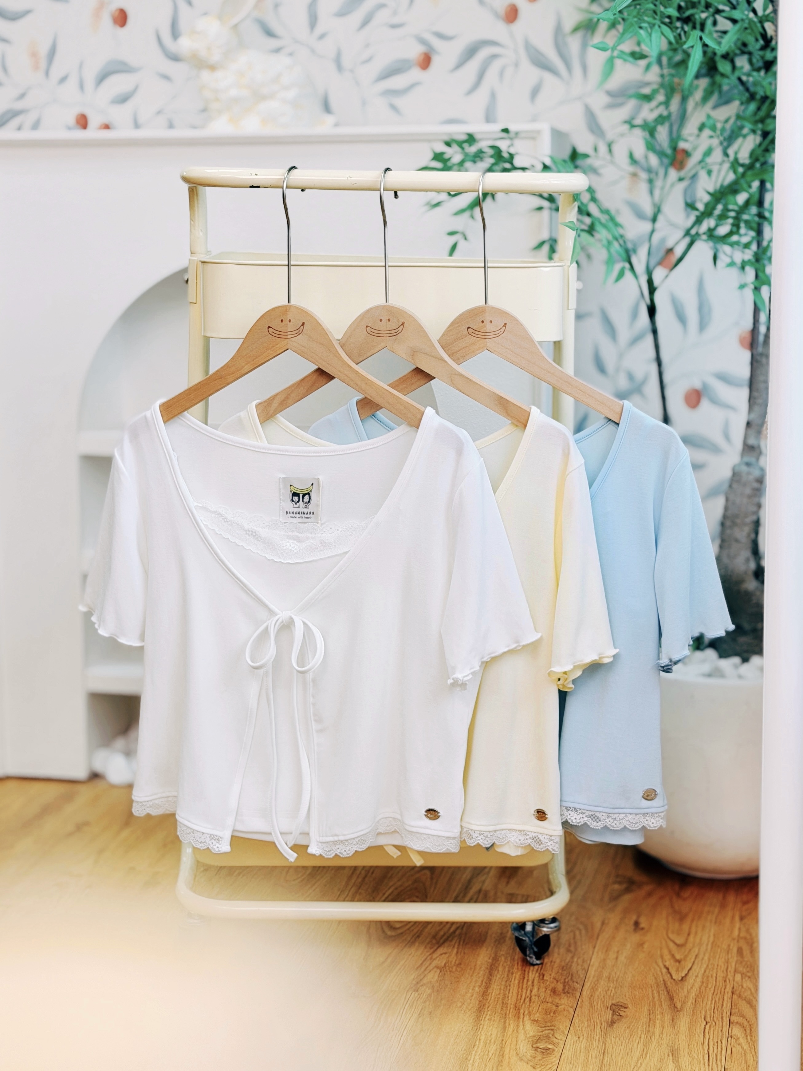 三色 / 天絲精緻蕾絲綁帶兩件套 / Tencel™Lace-Trimmed Cardigan & Cami Set