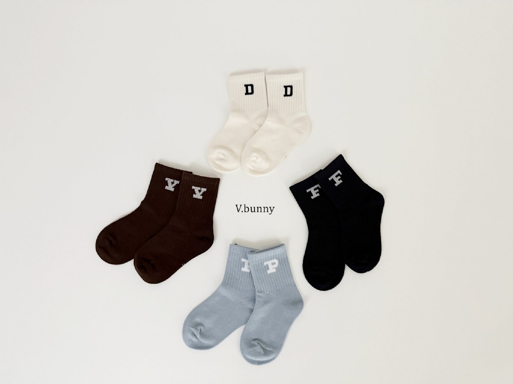 正韓秋Vbunny 大寫字母運動襪(四入)