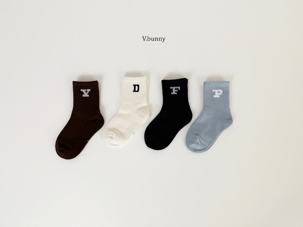 正韓秋Vbunny 大寫字母運動襪(四入)