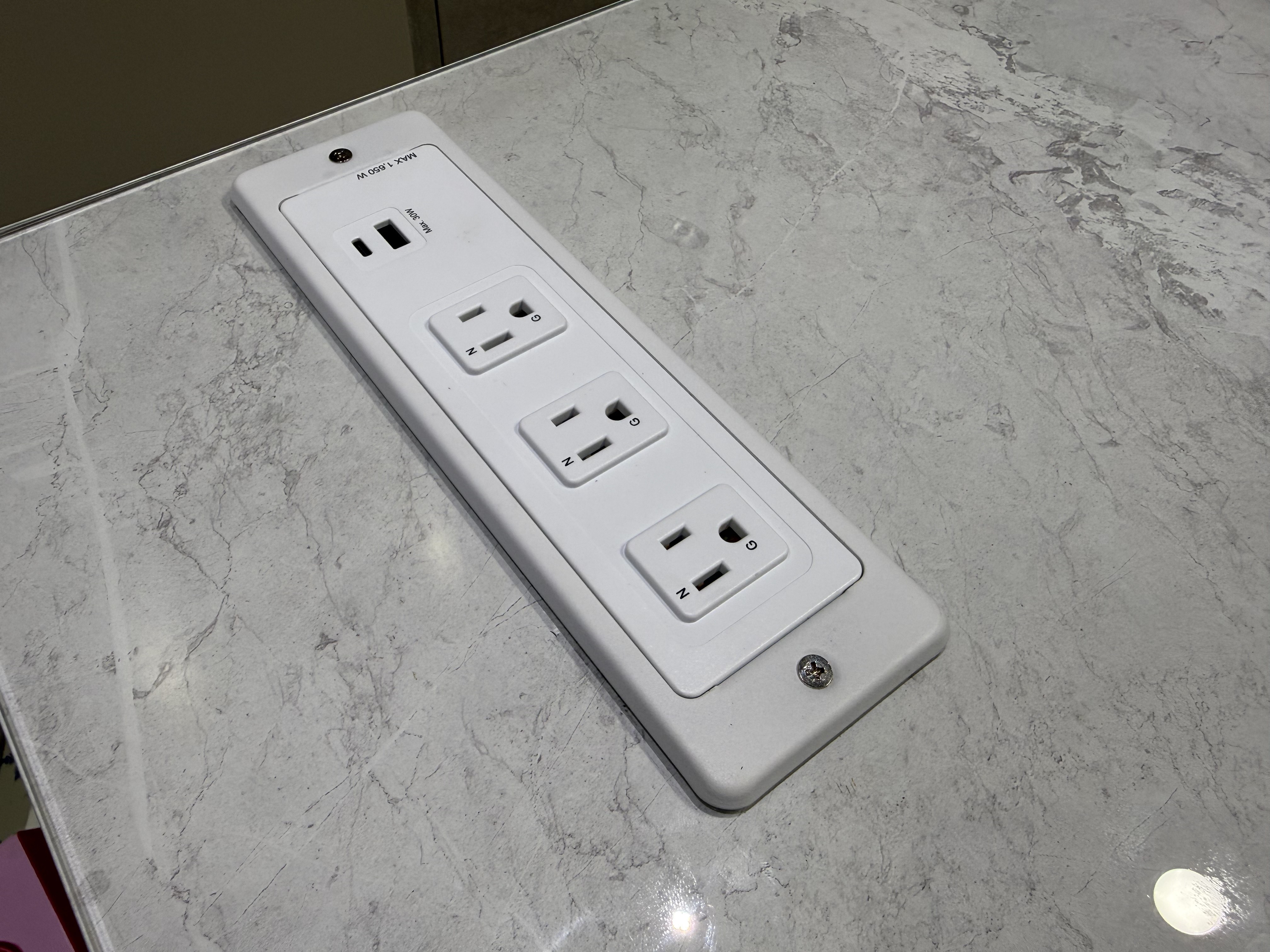 整合 Type-C 30W 快充與雙 AC 插座,磨甲機與光療燈即插即用