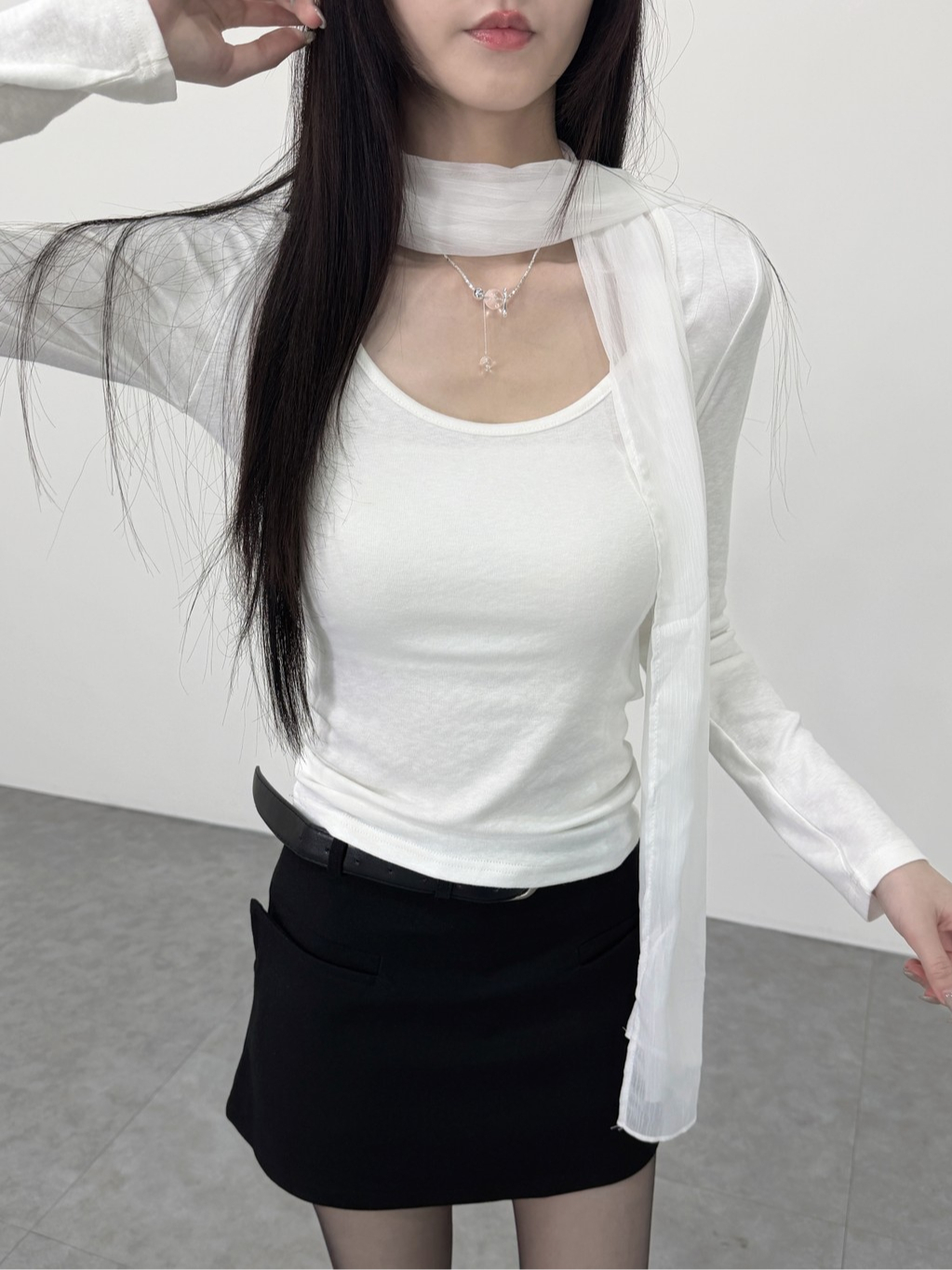 A0405-A14 氛圍感自帶透紗圍巾U領上衣