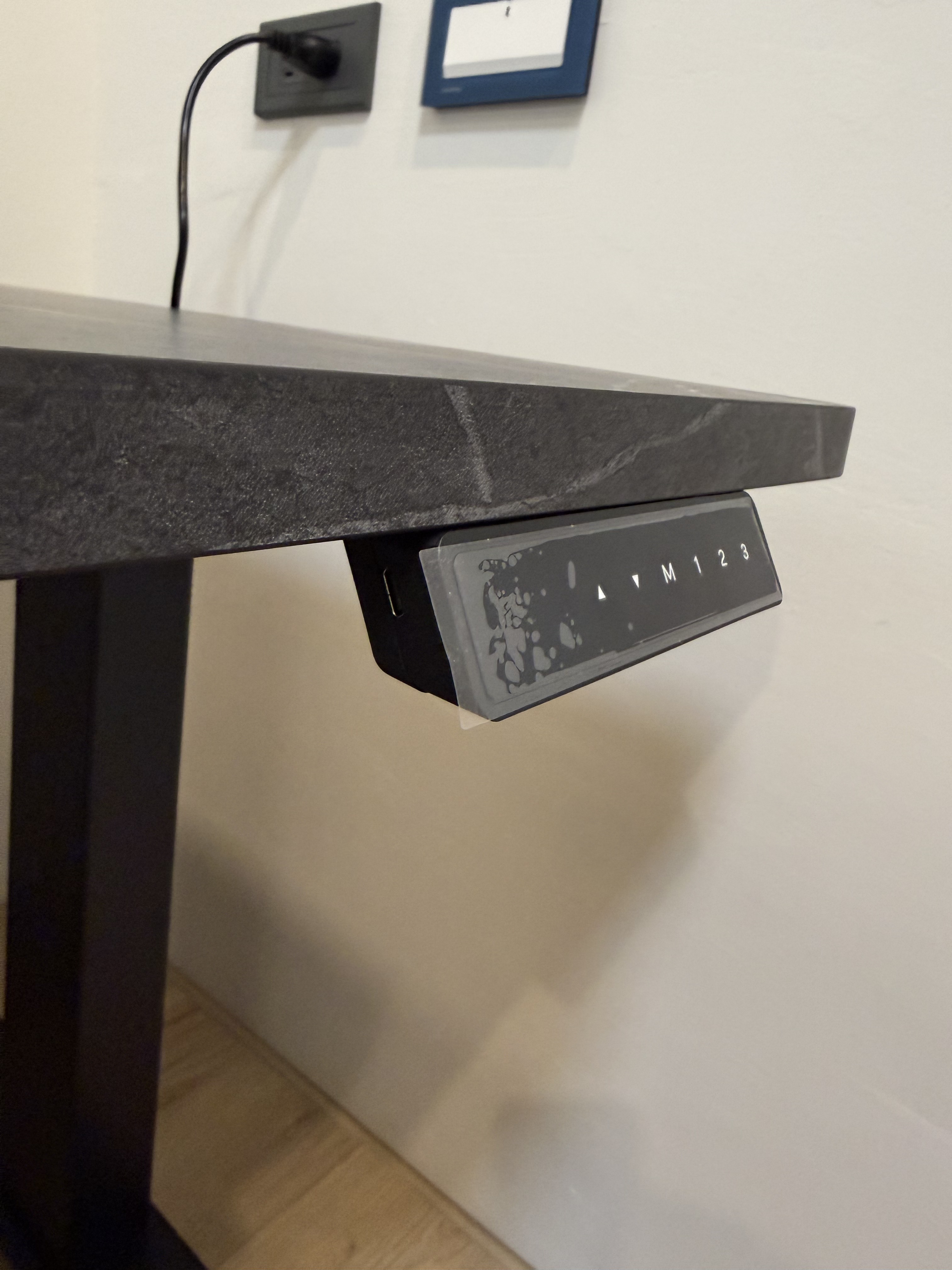 LiFArt 液晶記憶帶USB C充電控制器,提供平順安靜的升降體驗