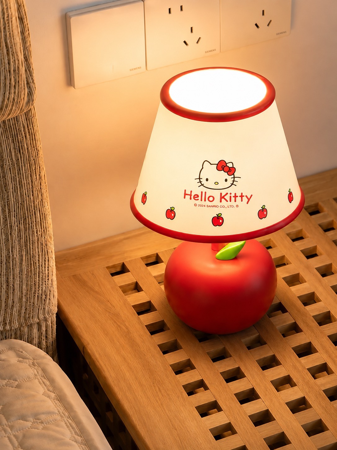 正版授權🍎 SANRIO 三麗鷗 HELLO KITTY 蘋果 迷你夜燈 檯燈