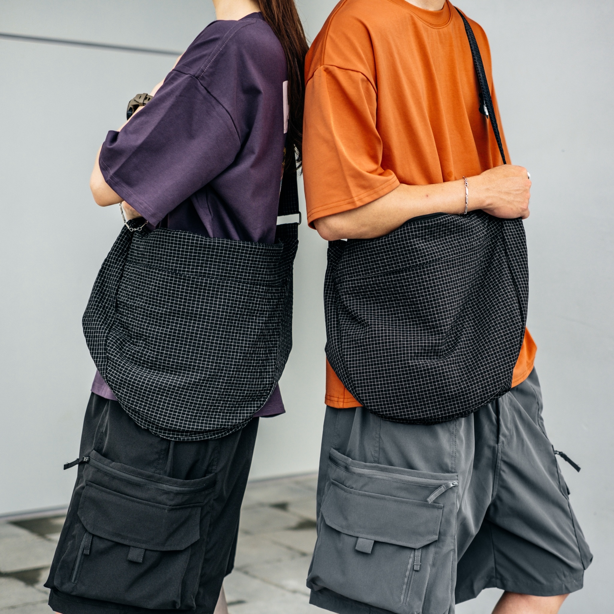 【官網限定】防潑水泡泡格紋斜肩背包 B0148