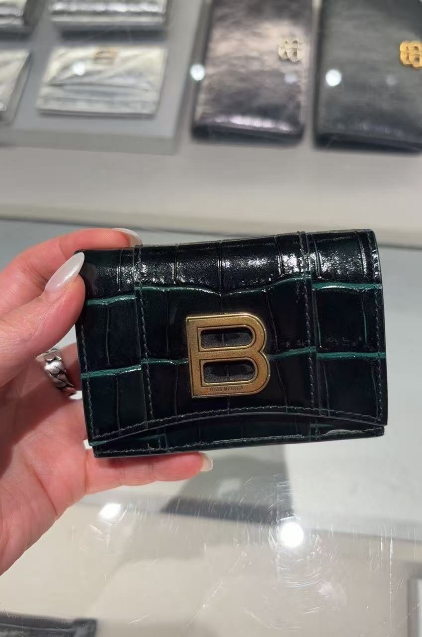 iSNEAKERS｜ Balenciaga Hourglass Mini Wallet in Shiny Crocodile Embossed Calfskin 深墨綠 鱷魚皮壓紋 短夾