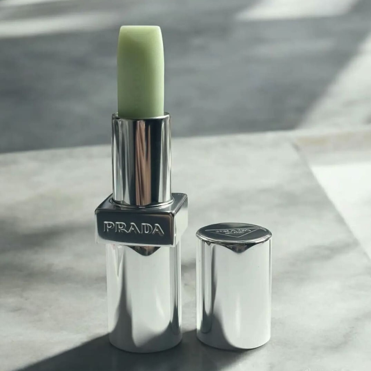 【預購】Prada 經典潤唇膏 3.8g #U000 顛覆綠
