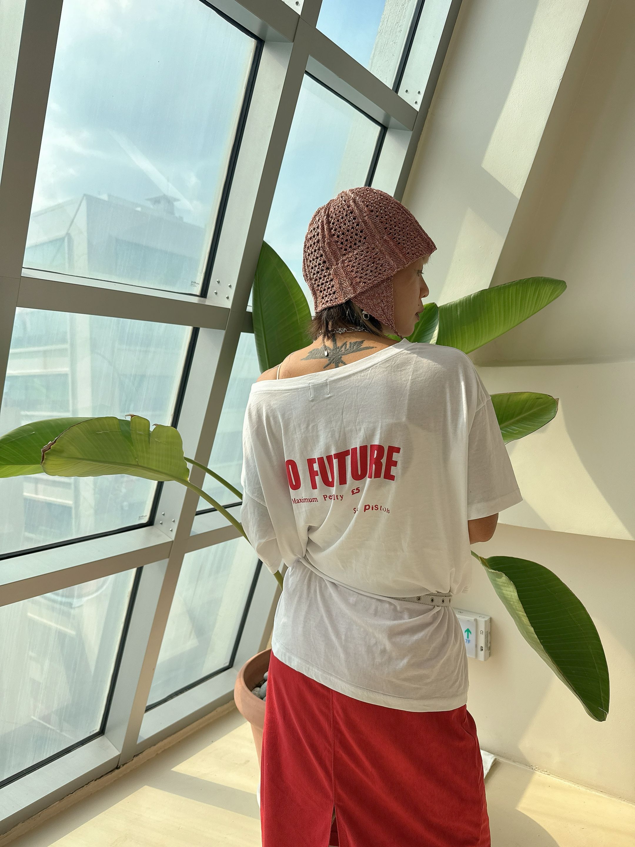 "NO FUTURE" T-shirt