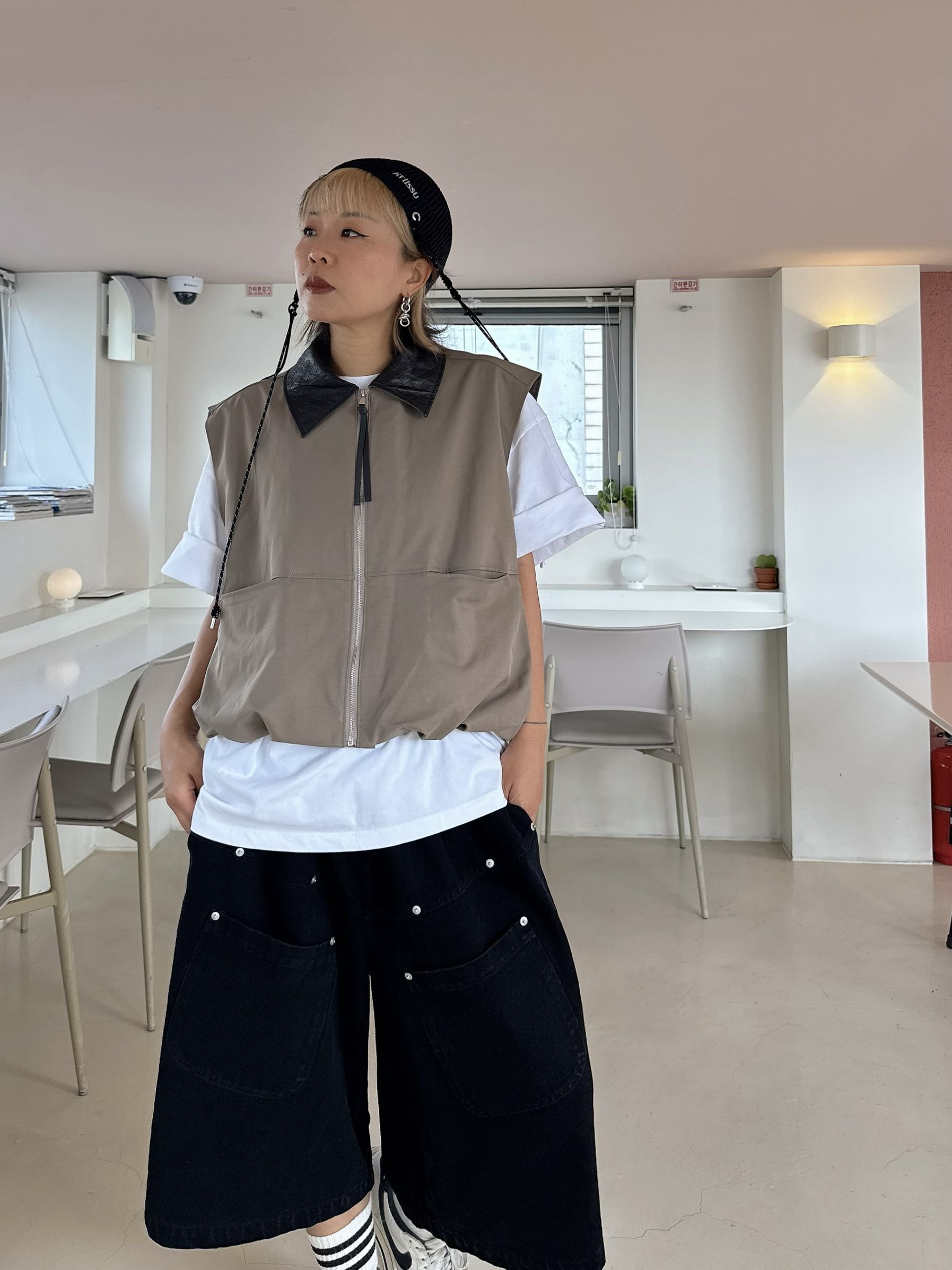 Contrast Collar Sleeveless Zip Jacket