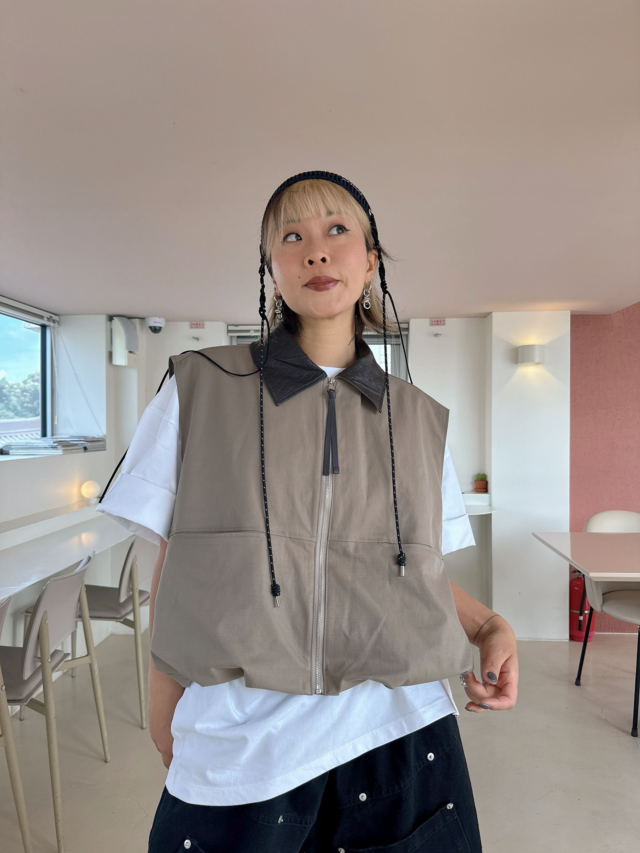 Contrast Collar Sleeveless Zip Jacket