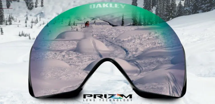 Oakley滑雪護目鏡第一人稱視角情境圖,透過翠綠虹彩Prizm鏡片映照皚皚雪山與滑雪者剪影,鏡片內側鐫刻OAKLEY品牌字樣