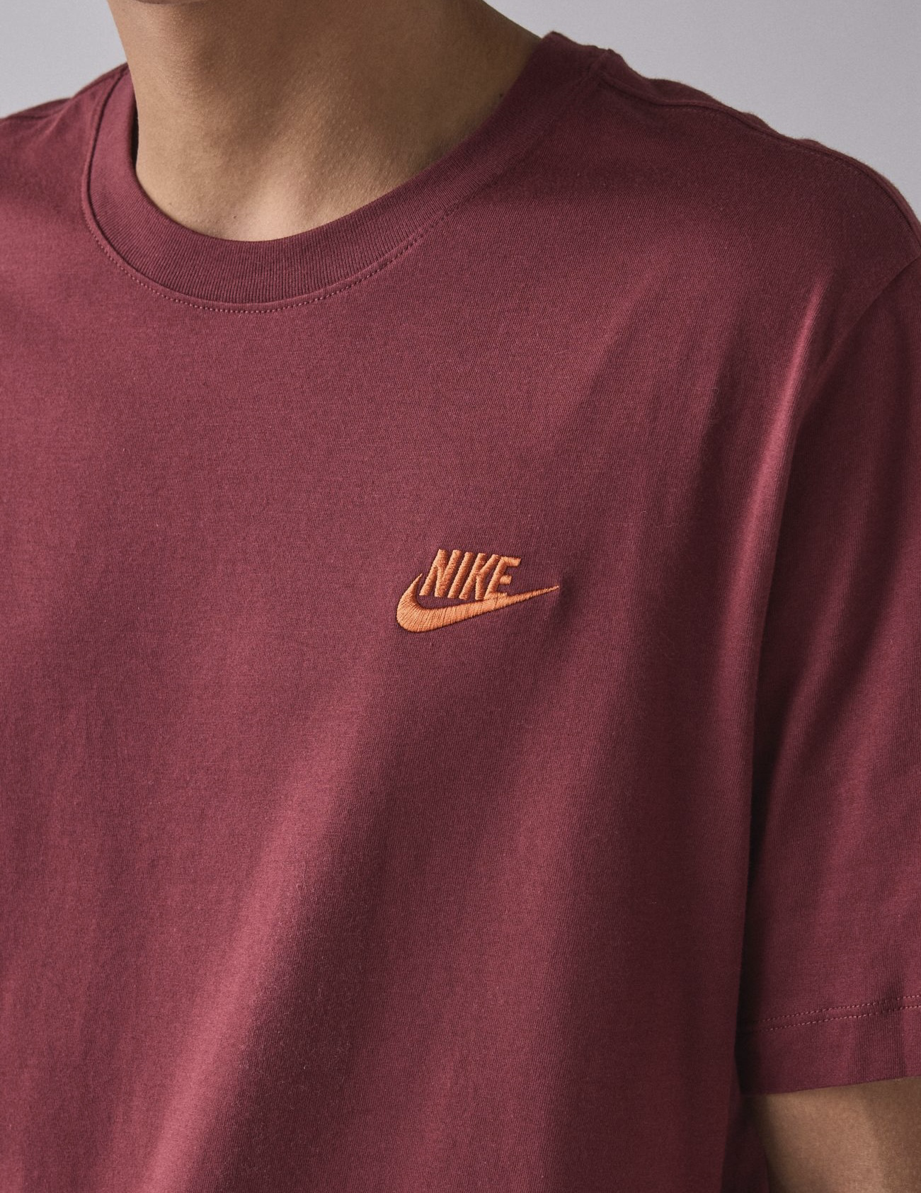 【預購】 NIKE H0902889 面料logo Tee (酒紅）