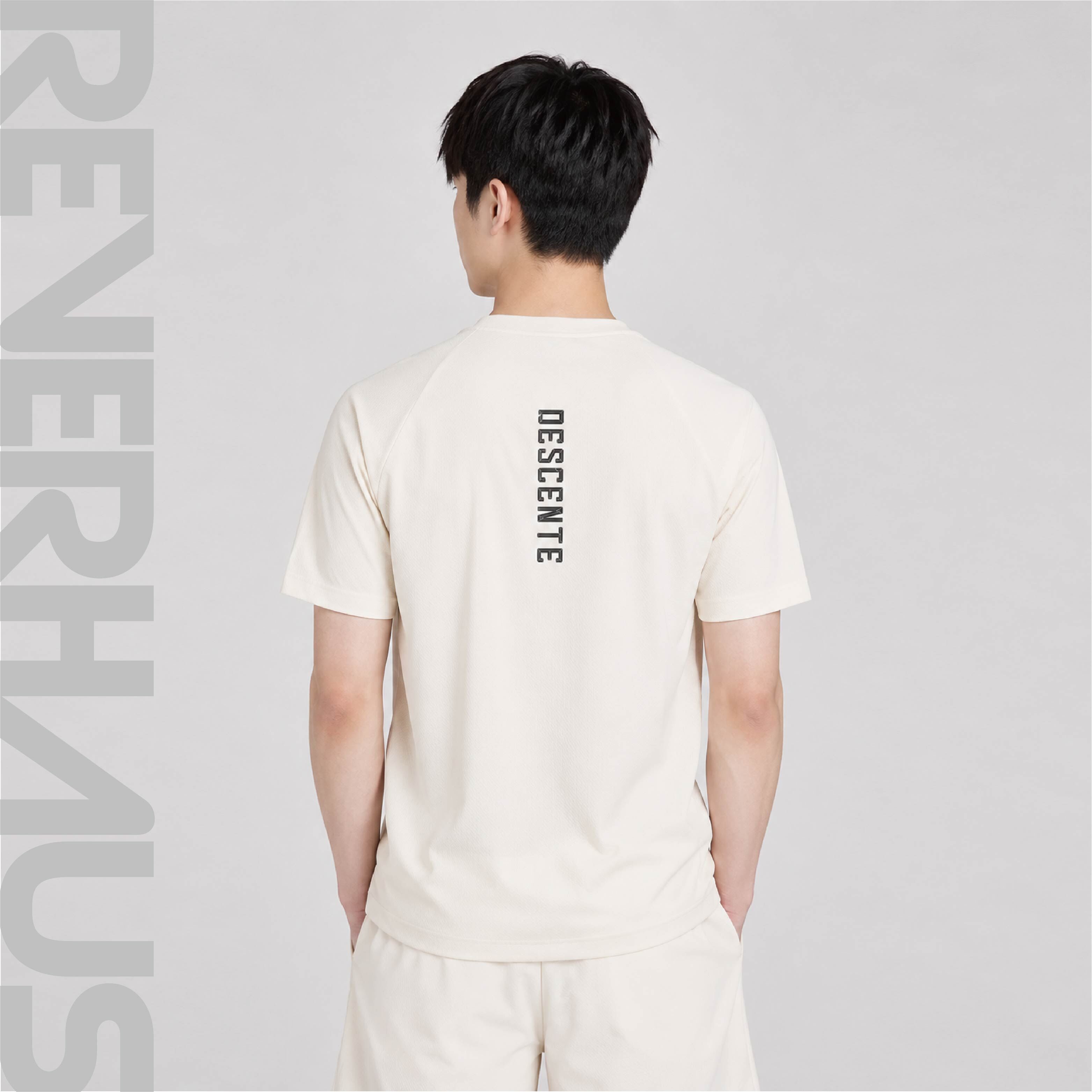 【 DESCENTE｜ 運動風LOGO短TEE - 米白 】