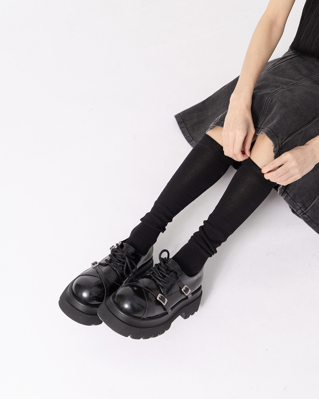 Basic solid-color calf-length socks with rolled cuffs; available in two colors.【07110625】in stock+pre-order