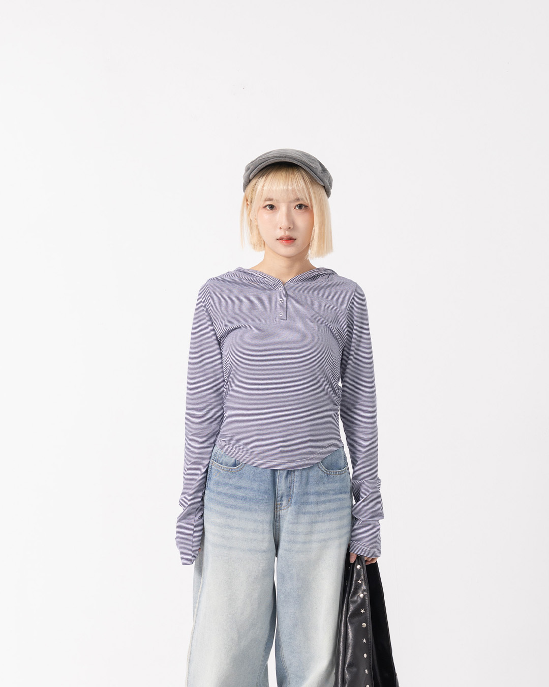 Fitted hooded top with half-placket and fine stripes – available in three colors.【01099921】in stock+pre-order