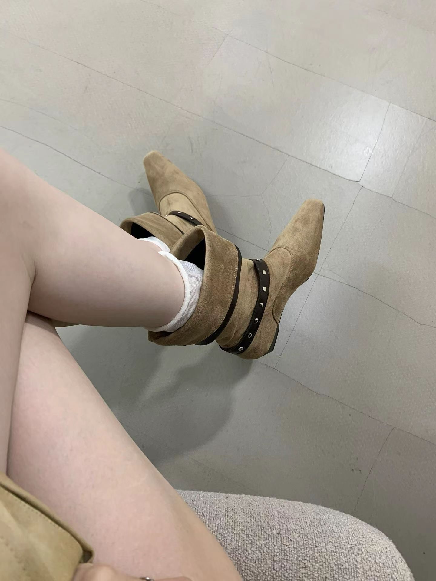 復古鉚釘反摺皮帶靴