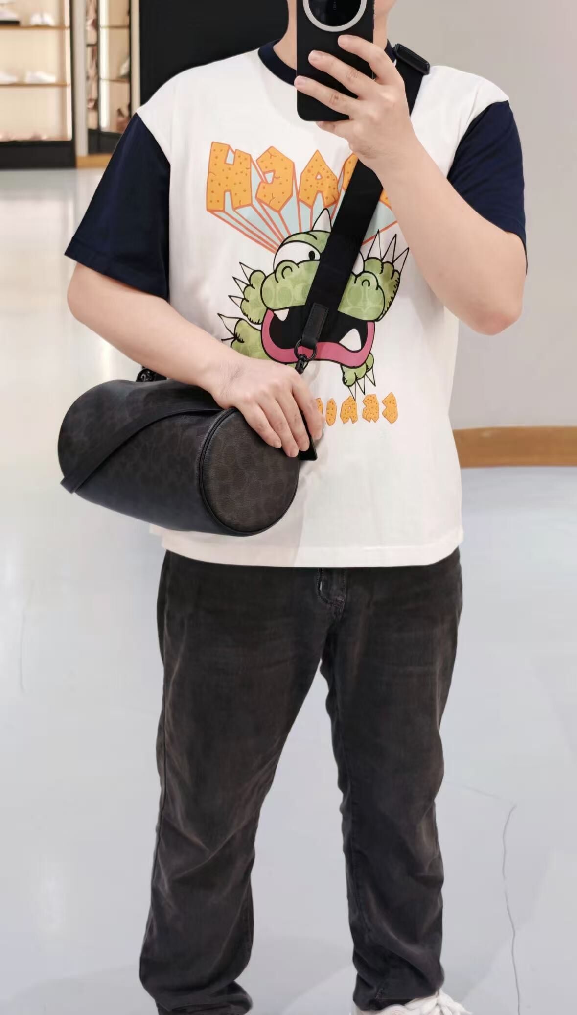 【預購】COACH H090302 Andre 30 經典印花圓筒包 (黑色)