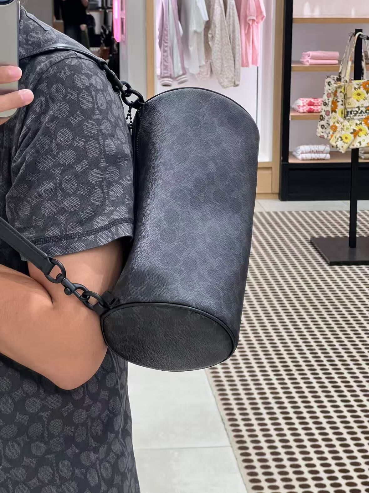 【預購】COACH H090302 Andre 30 經典印花圓筒包 (黑色)