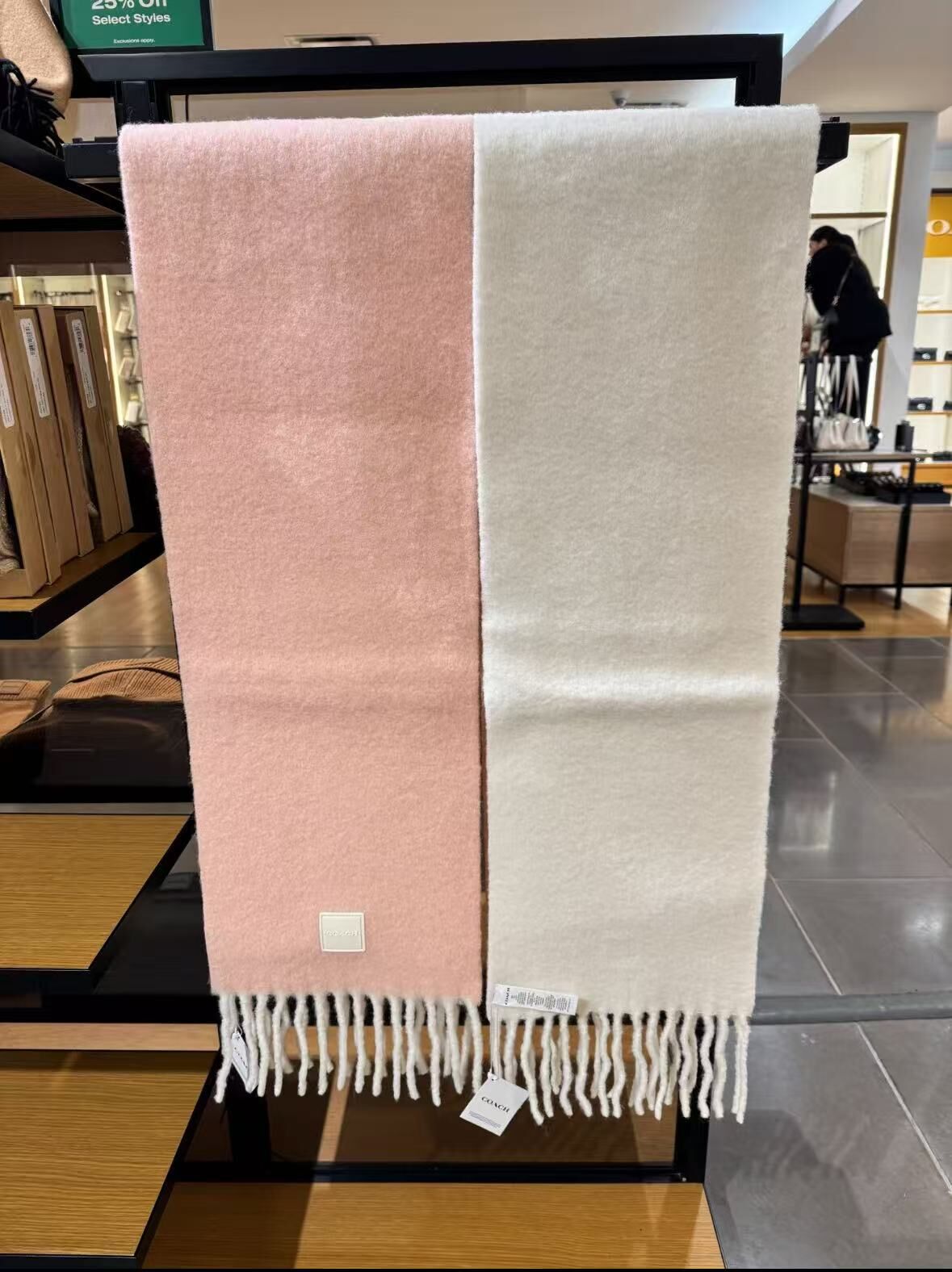 【預購】COACH H090307 Colorblock 徽章圍巾